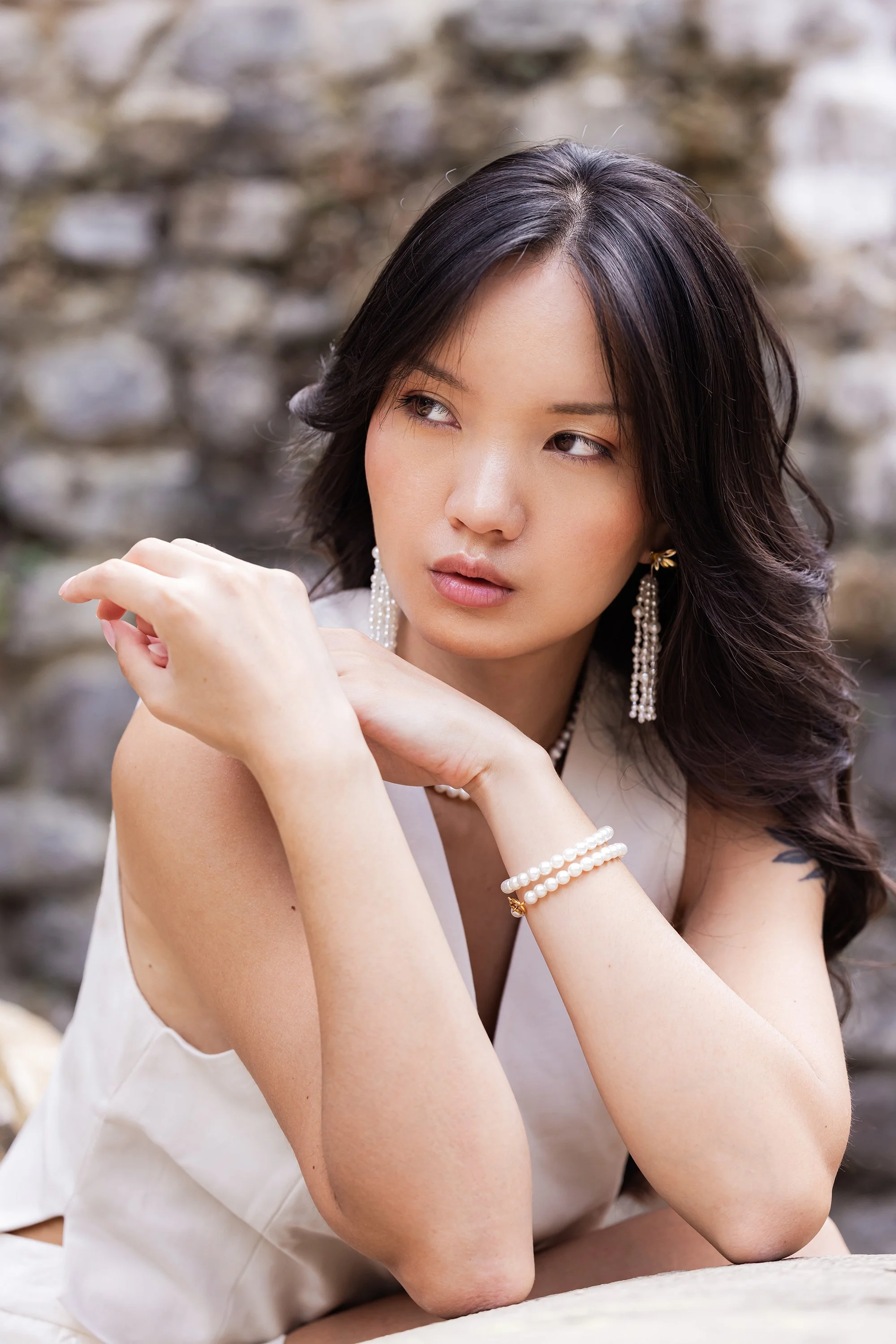 Mannequin portant une parure de bijoux de mariage en perles