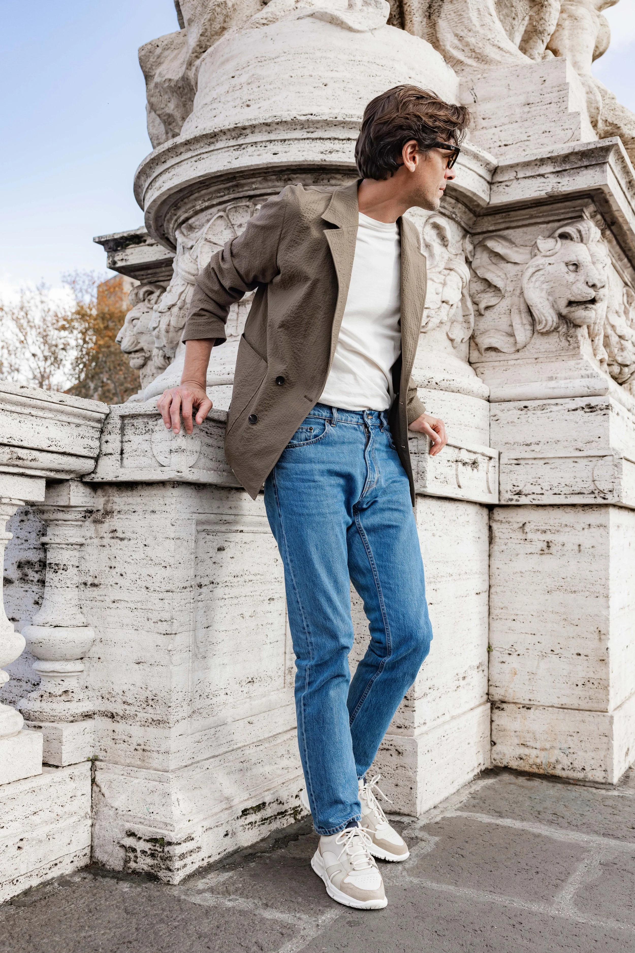 Mannequin homme posant debout sur un pont à Rome