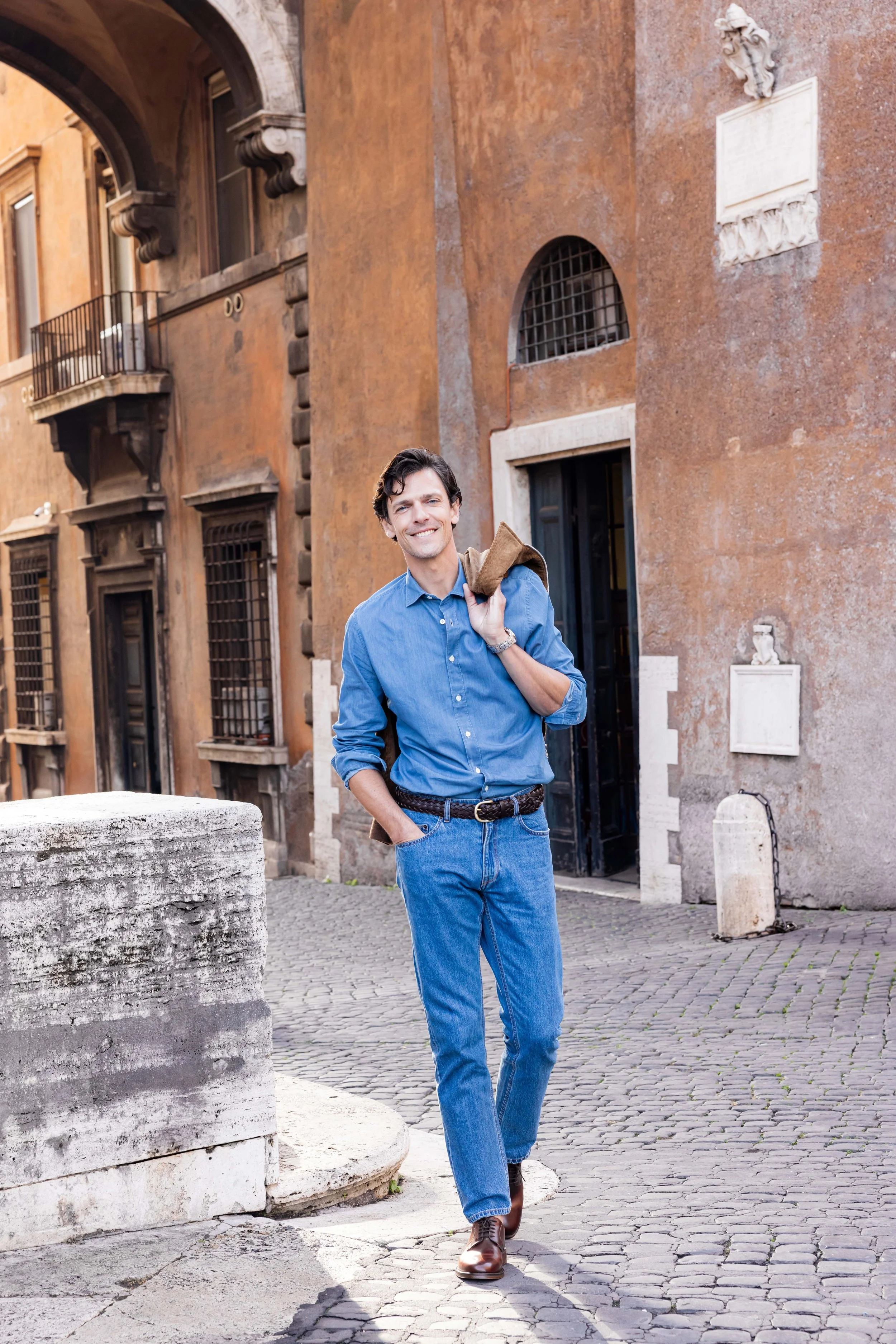Mannequin homme portant une tenue en jean et marchant dans les rues de Rome