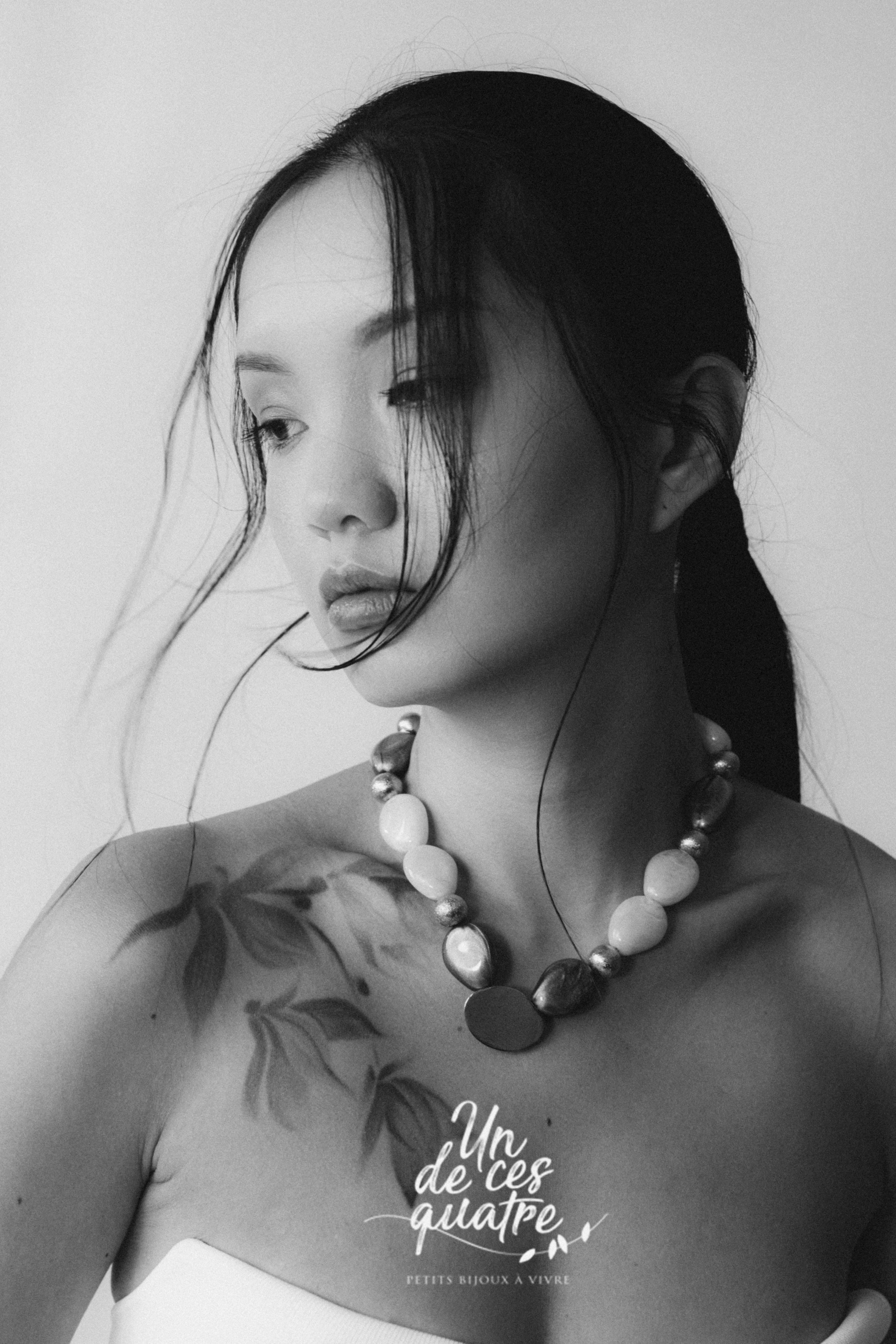 Portrait de mode d'une femme à noir et blanc