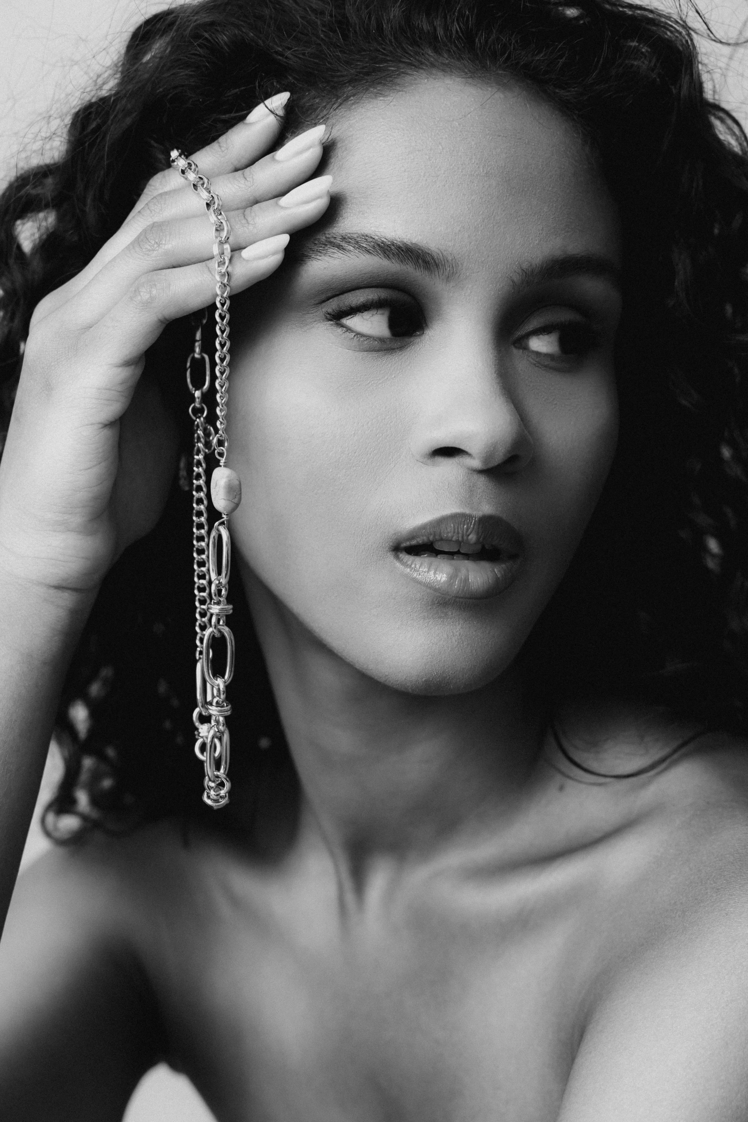 portrait-femme-bijou-studio.jpg