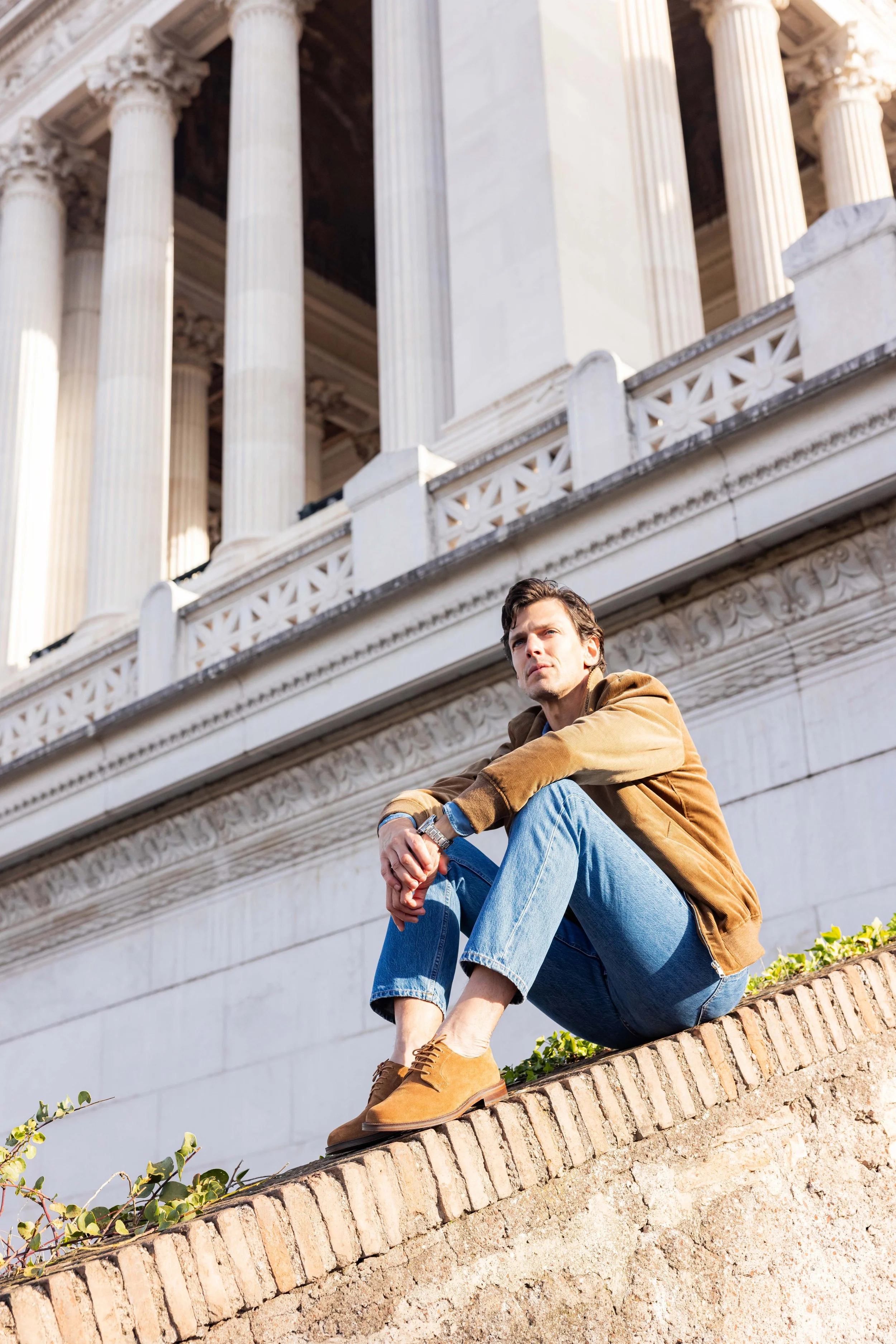 Mannequin assis sur un muret à Rome dans une esthétique élégante et lumineuse