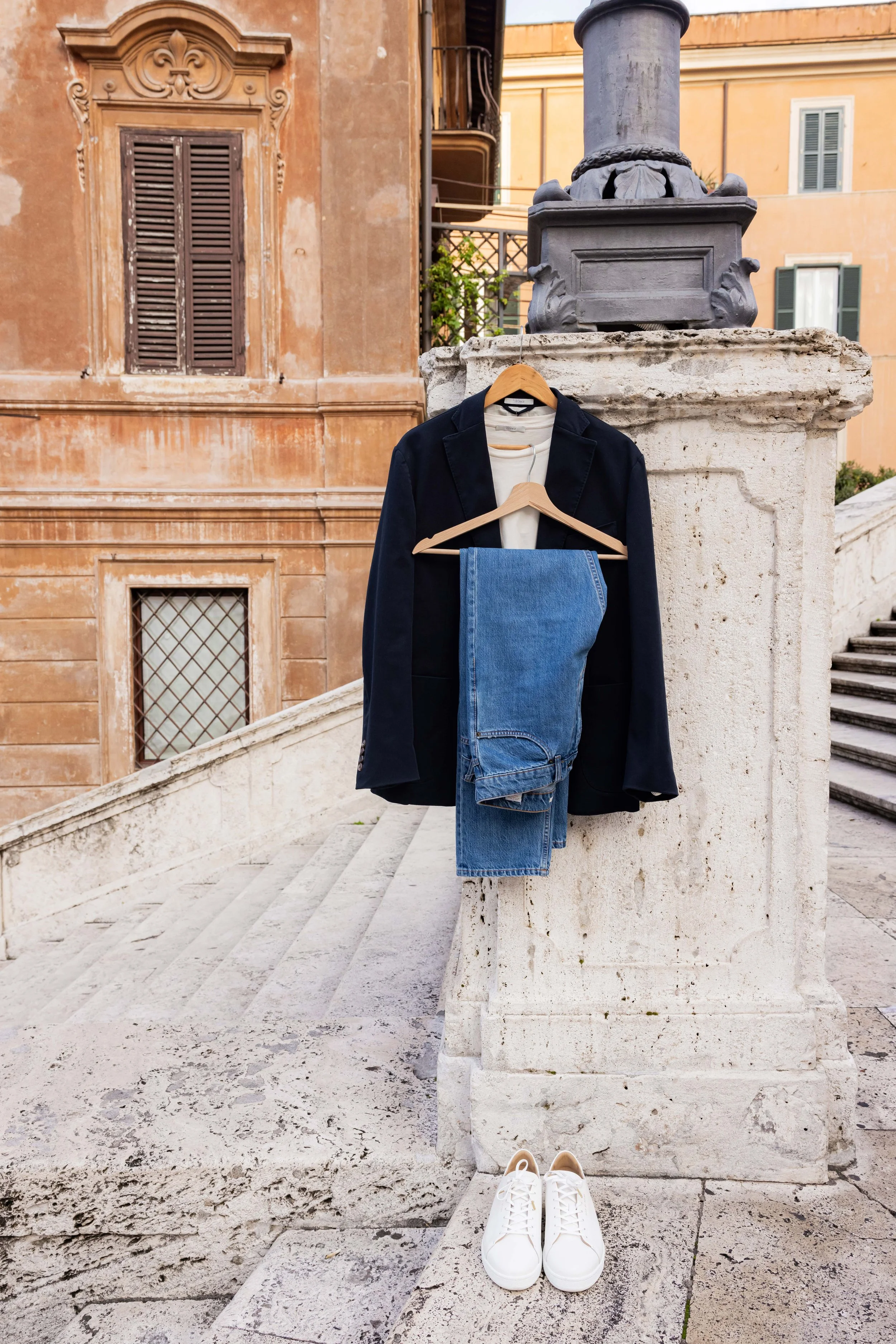 Tenue suspendue sur un ceintre accroché en pleine rue à Rome