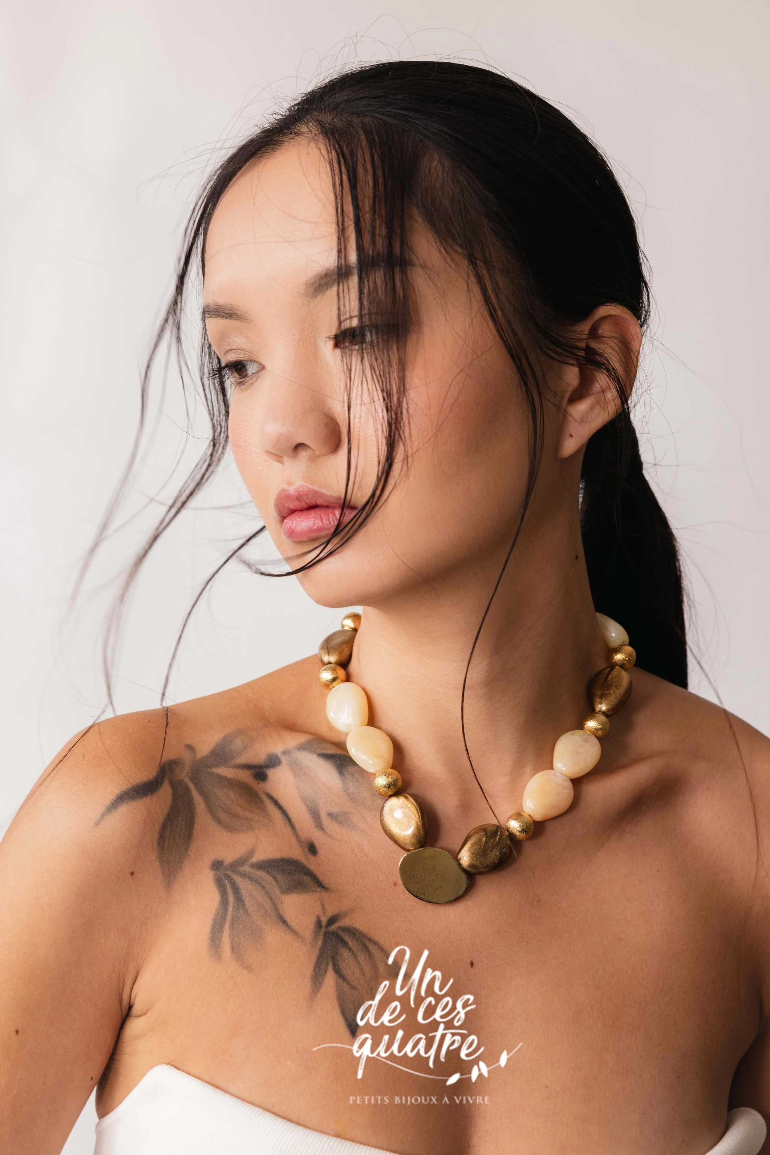 Mannequin en studio portant un collier inspiré par le Japon