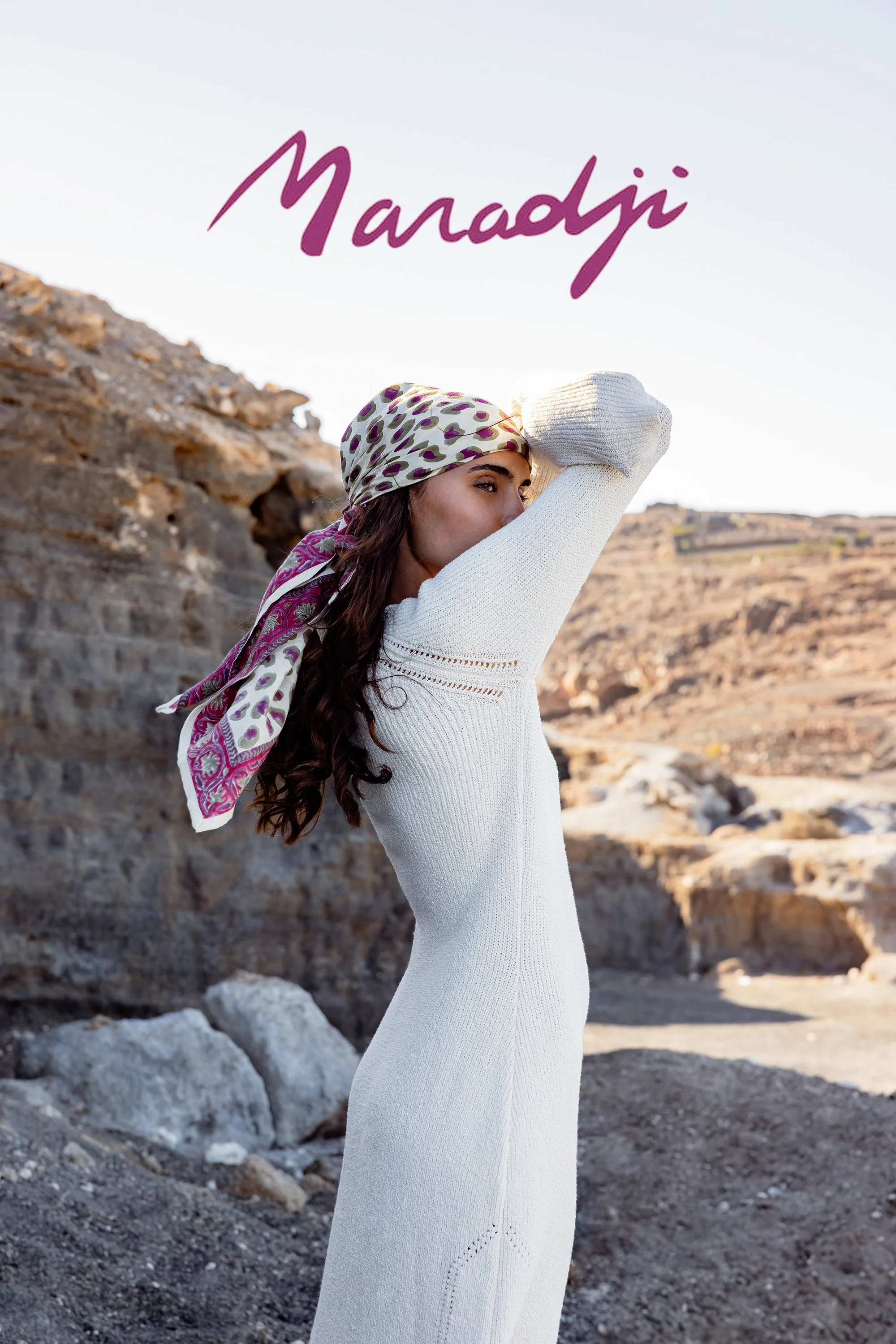 Mannequin portant un foulard dans les cheveux dans un désert aux Canaries