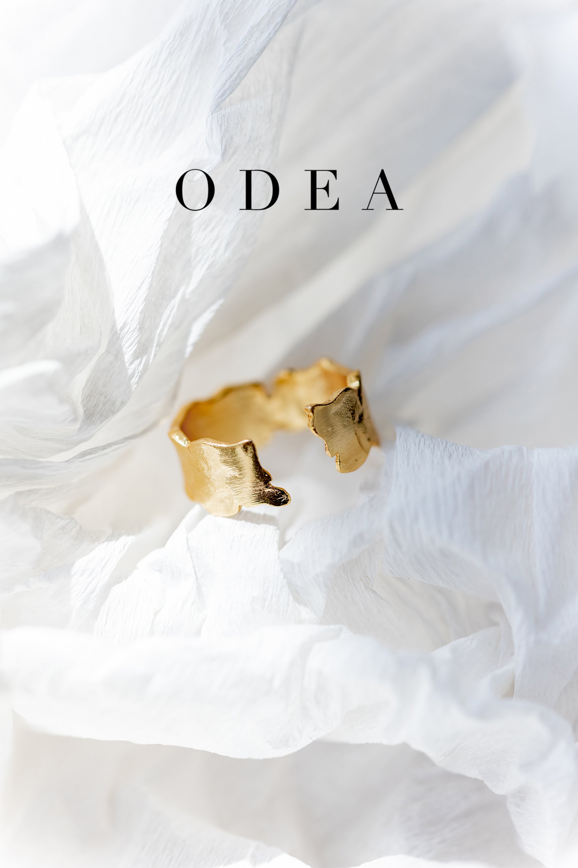 Photo d'une bague en or en studio posée sur un papier froissé