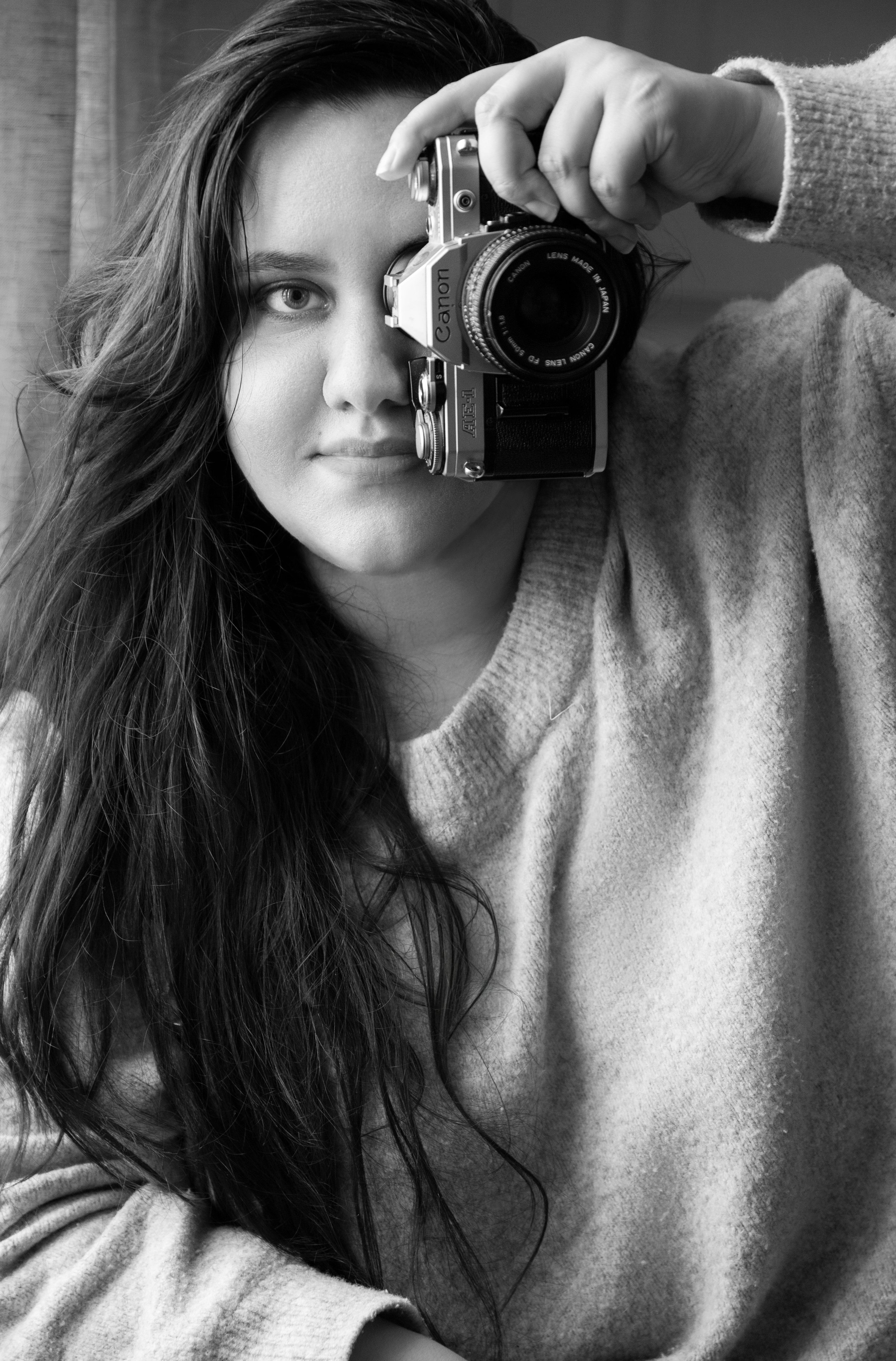 Portrait en noir et blanc de la photographe de mode Julie Chauvin