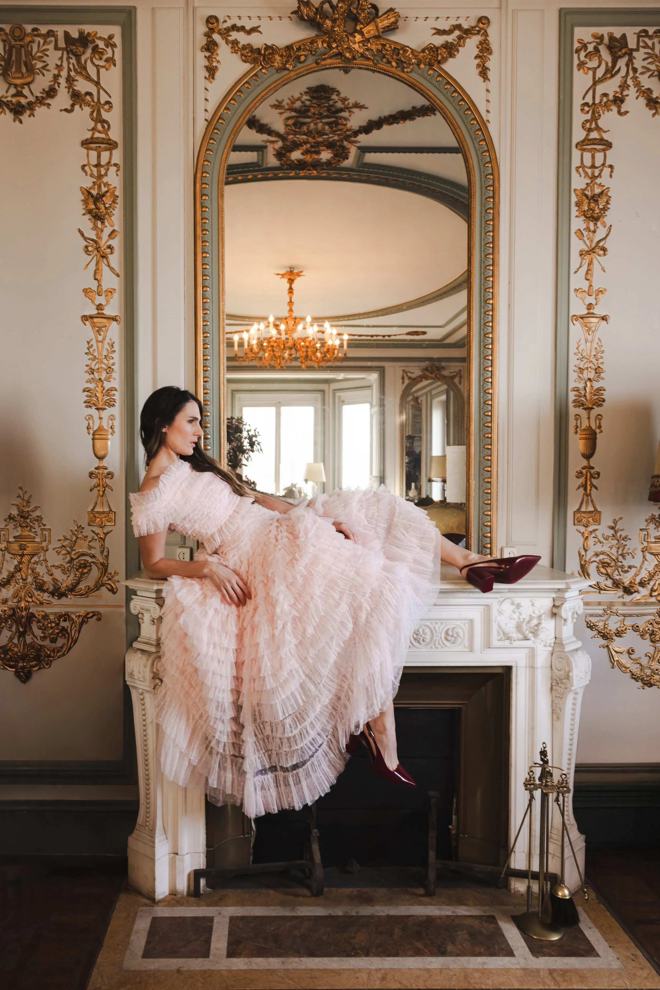 Mannequin allongée sur une cheminée dans une robe rose bouffante