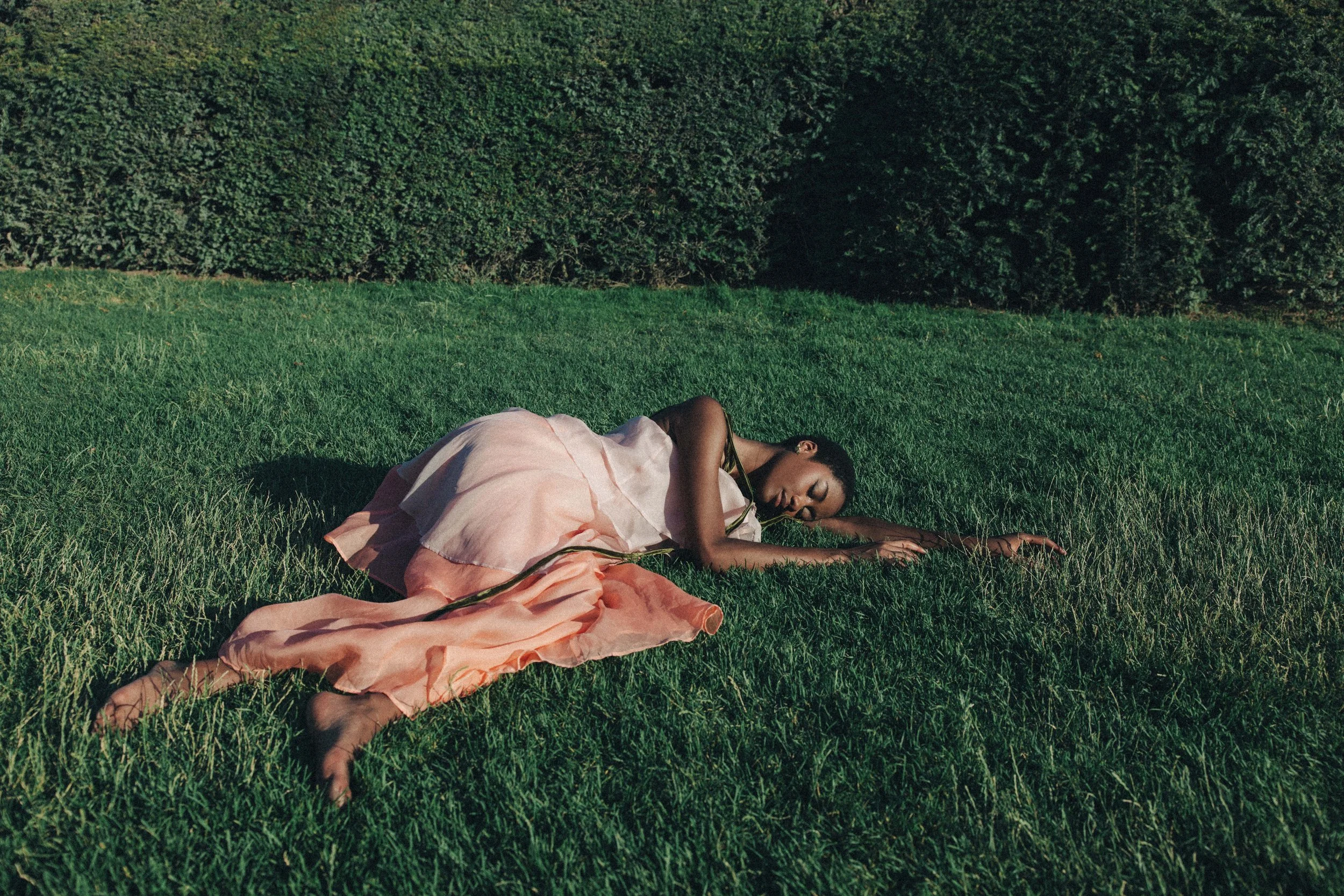 Campagne-mode-femme-allongee-herbe.jpg