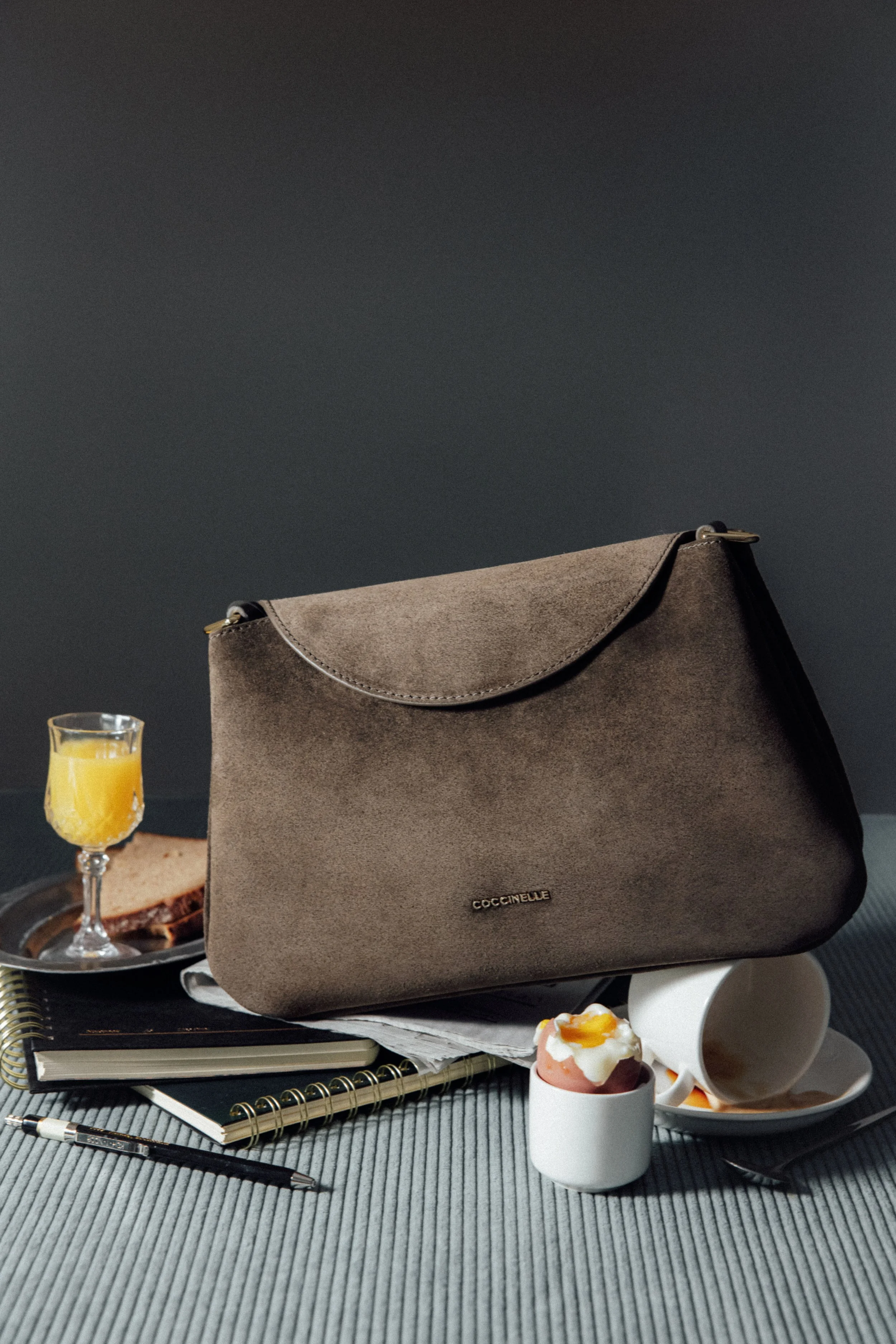 Mise en scène d'un sac en cuir photographié en studio 