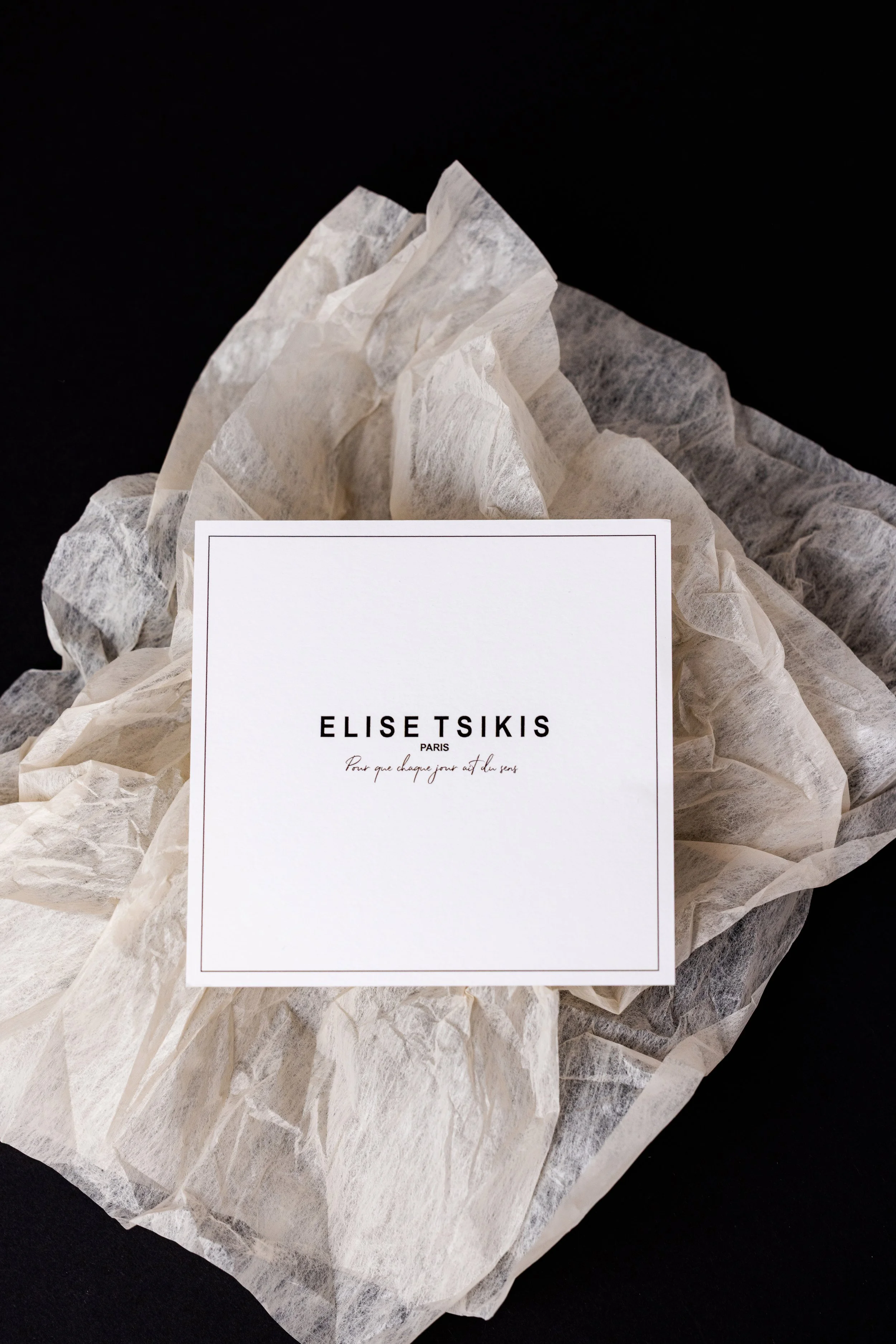 Photo d'une carte portant le nom de la marque de bijoux elise tsikis