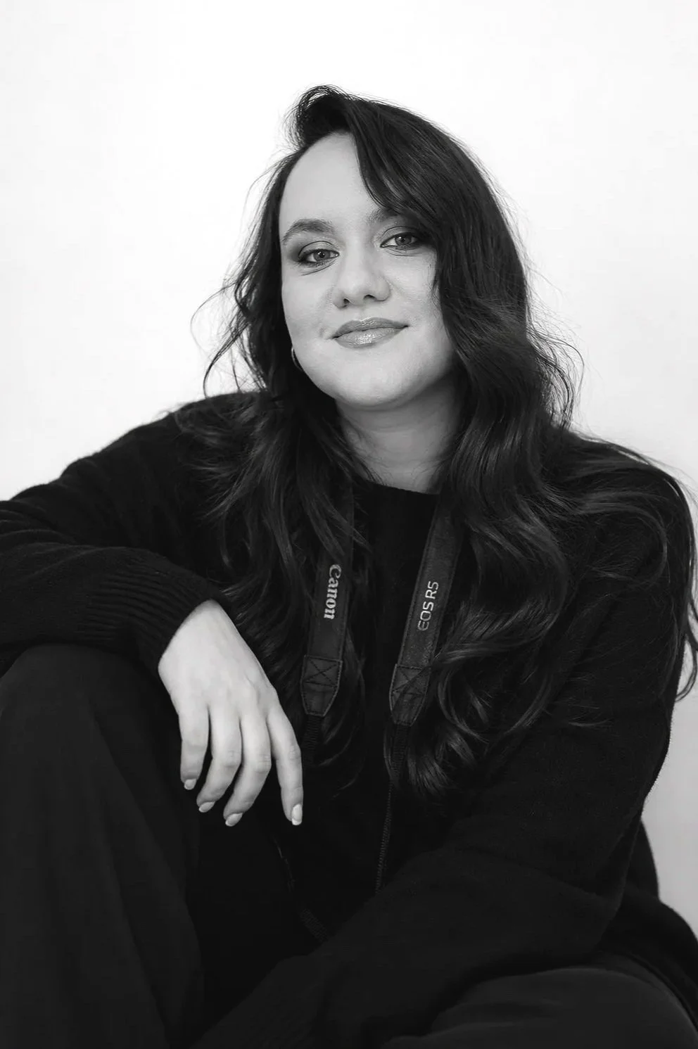 Portrait en noir et blanc de Julie Chauvin, photographe de mode