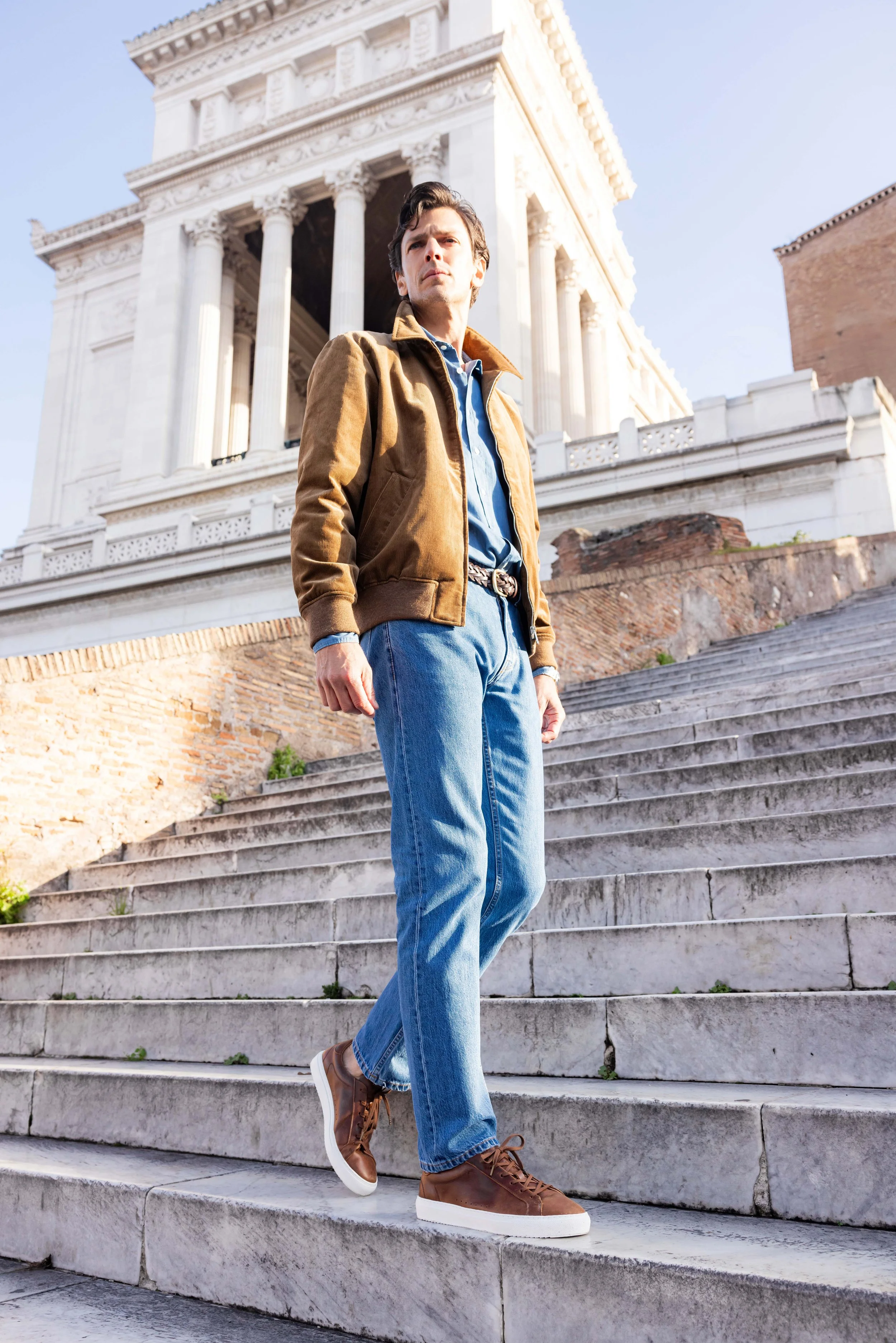 Mannequin homme posant debout dans des escaliers en extérieur à Rome