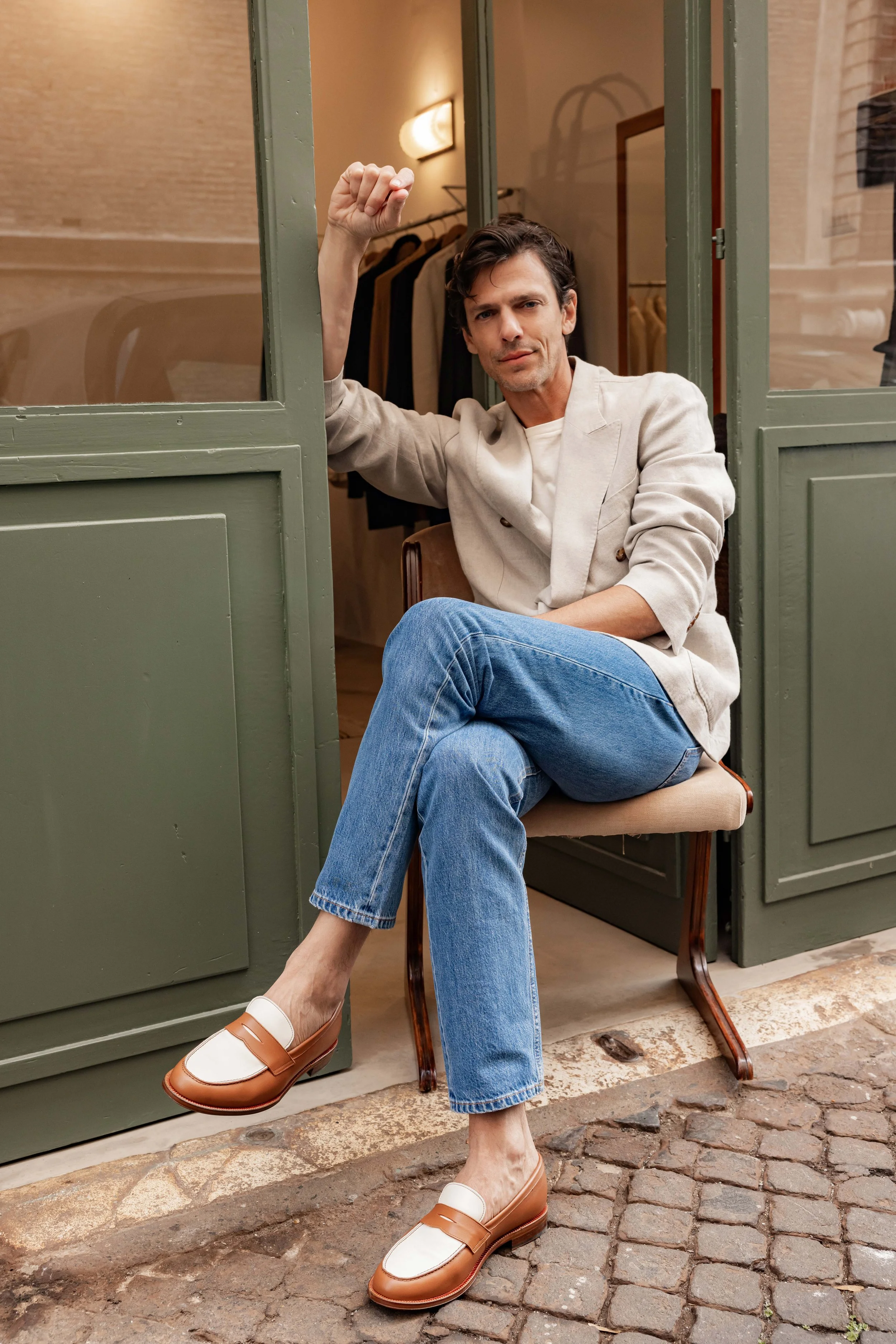 Mannequin homme assis devant la devanture d'un tailleur à Rome