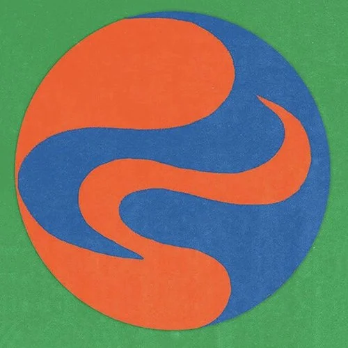 Simbolo di una bandiera o logo astratto con cerchio diviso in due sezioni colorate di blu e arancione, su sfondo verde.