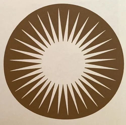 Design circolare con raggi bianchi e marroni alternati che formano una spirale