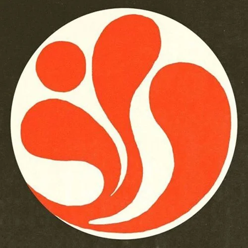 Logo rotondo con forma astratta di colore arancione su sfondo bianco e nero.