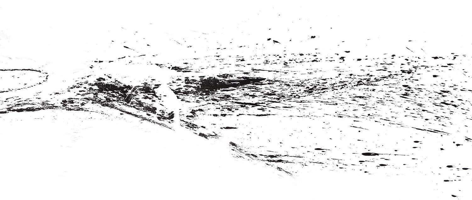 Minimalista absztrakt tuskompozíció fekete festékfröccsenésekkel és horizontális gesztusnyomokkal.  EN: