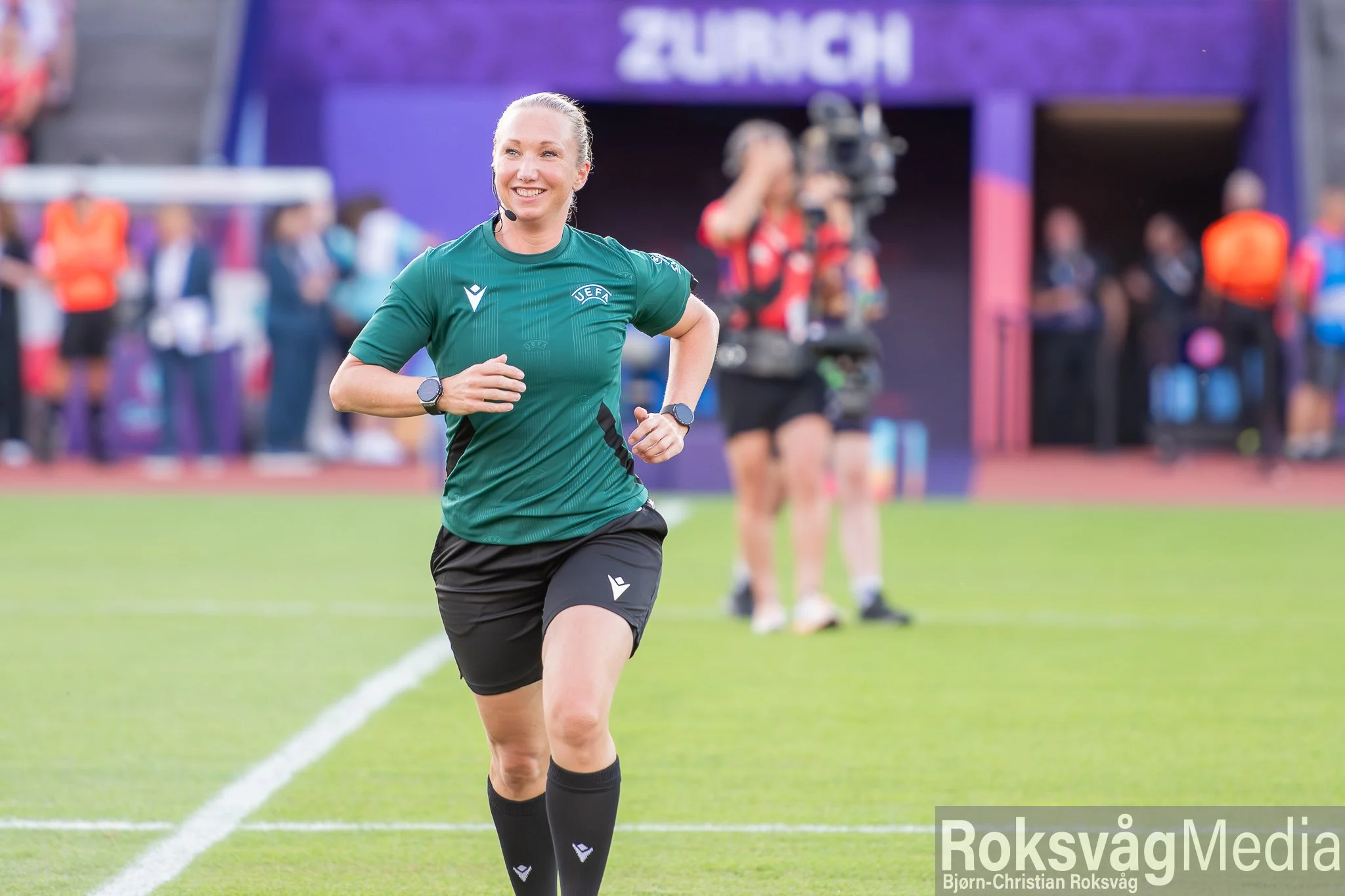 Norsk innslag i oppgj&oslash;ret mellom Frankrike og England i UEFA Women's Euro 2025 ⚽📸
.
.
#football #picoftheday #photooftheday #england #france #switzerland #schweiz #fotball #fotboll #fussball #uefawomenseuro2025 #uefaeuro  #lioness .