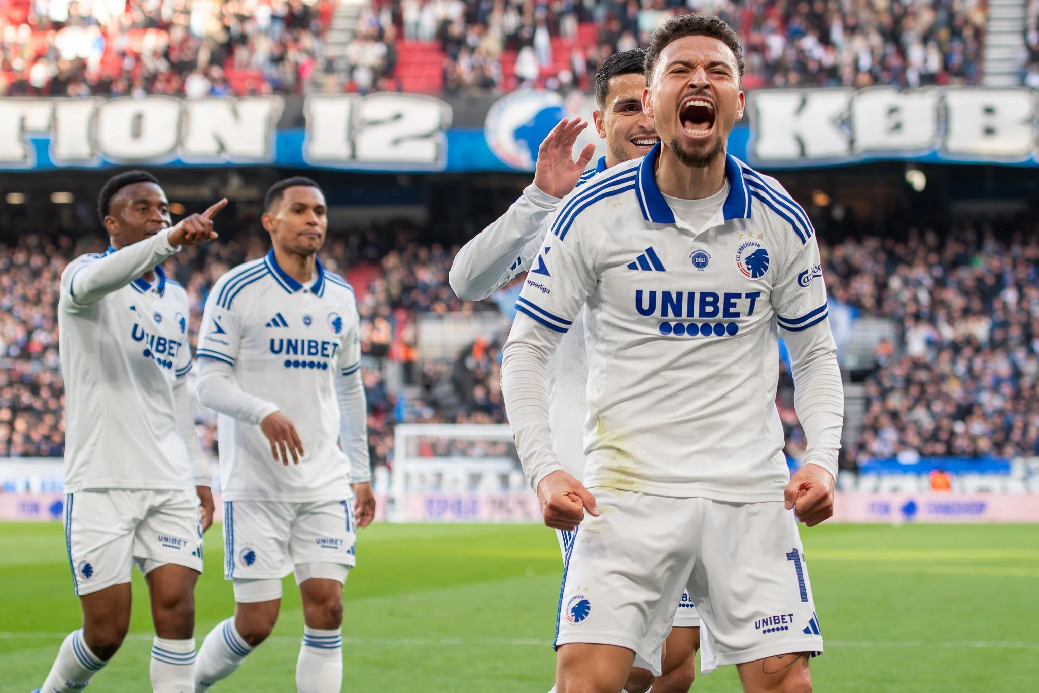 FC K&oslash;benhavn knuste Silkeborg hele 7-0 i Parken s&oslash;ndag 📸⚽
.
.
#football #picoftheday #photooftheday #denmark #fckobenhavn #fck&oslash;benhavn #silkeborg #silkeborgif #superliga #fotball #fotboll #fussball #fodbold .