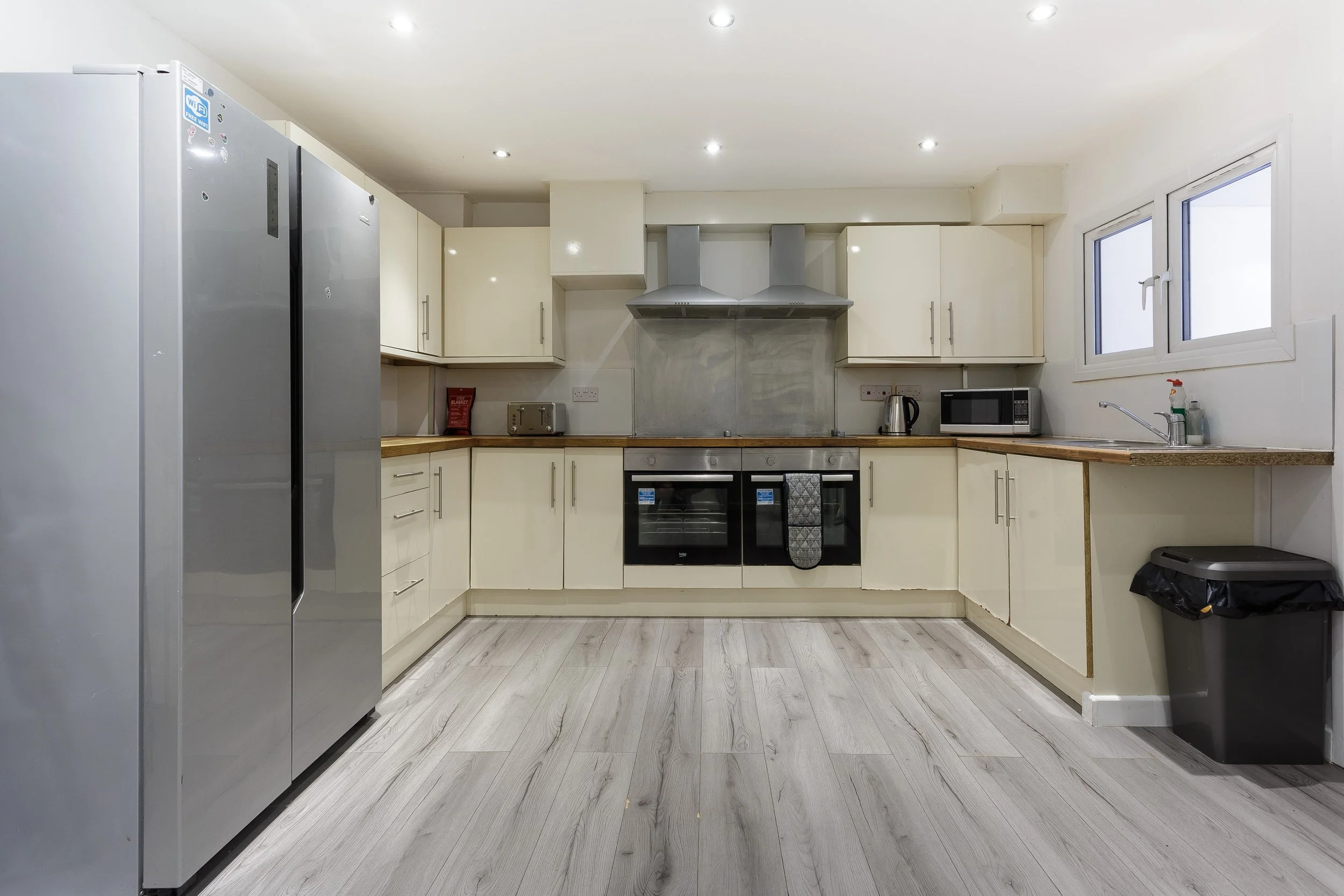 Spacious shared kitchen in Derby contractor accommodation property