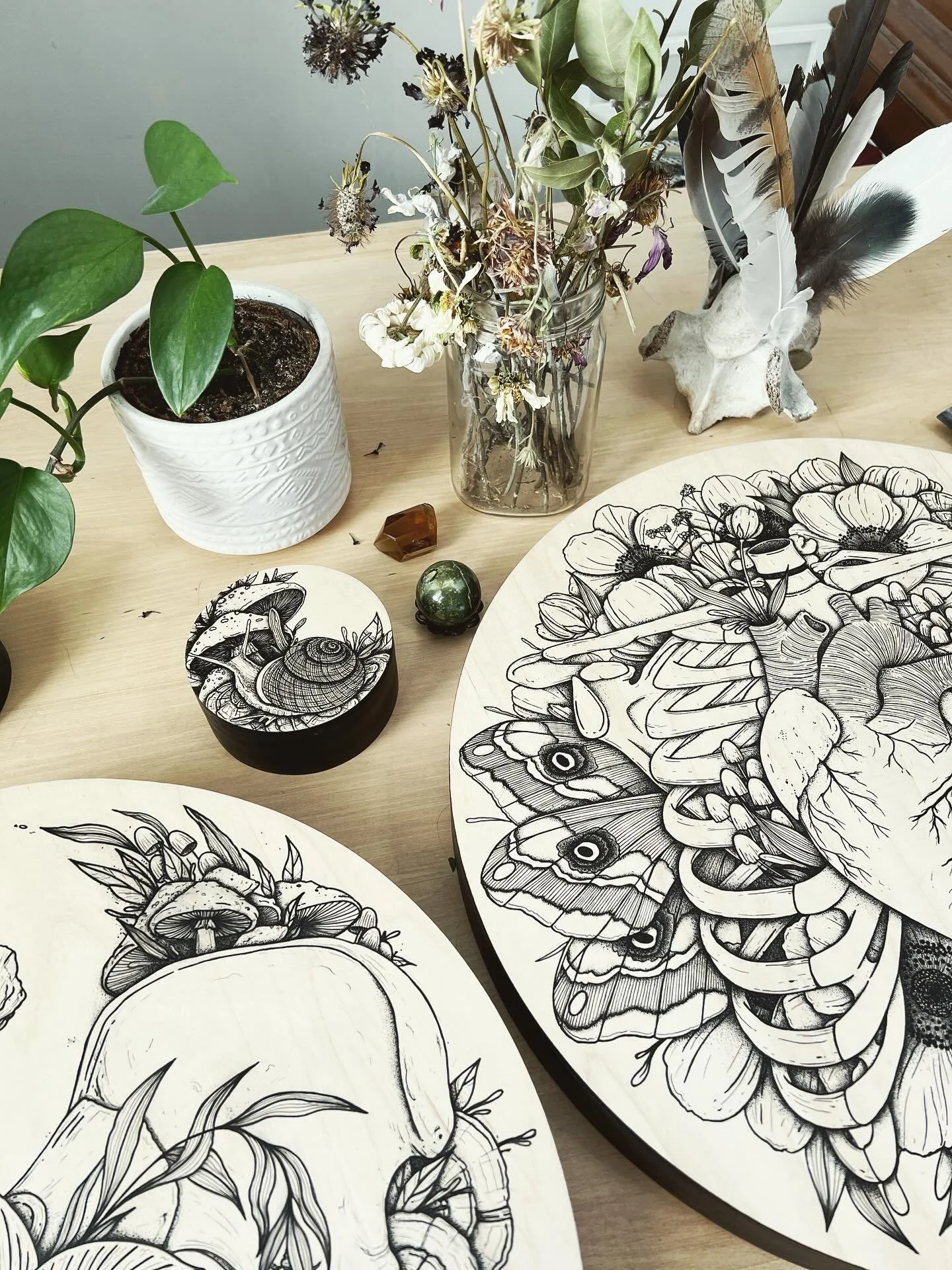 Getting some weekend time in the studio. I have another show coming up in December that I&rsquo;m so excited to announce. Make sure you&rsquo;re on my newsletter if you don&rsquo;t want to miss the details!⁣
⁣
#yycart #bones #anatomystudy #artbotanic