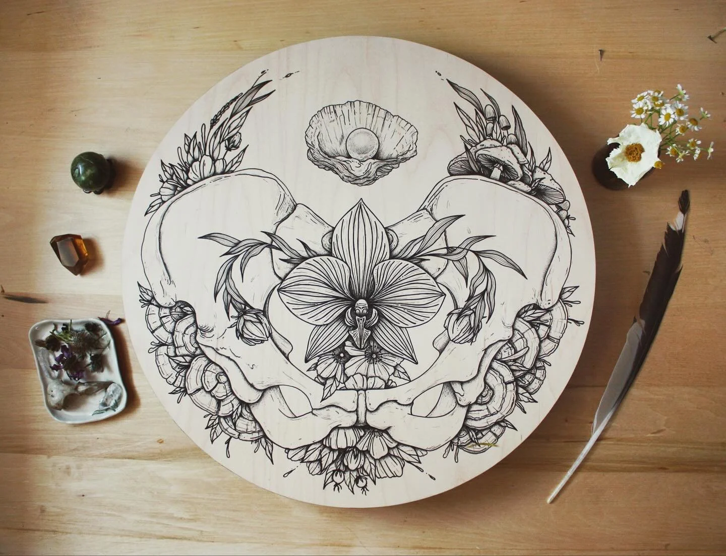 &ldquo;Mother of Pearl&rdquo; ⁣
Paint and ink on maple canvas.⁣
⁣
This piece was inspired by women&rsquo;s pelvic care and the incredible work @madremedicinas does in that field. I&rsquo;ve always loved exploring human anatomy and creating illustrati