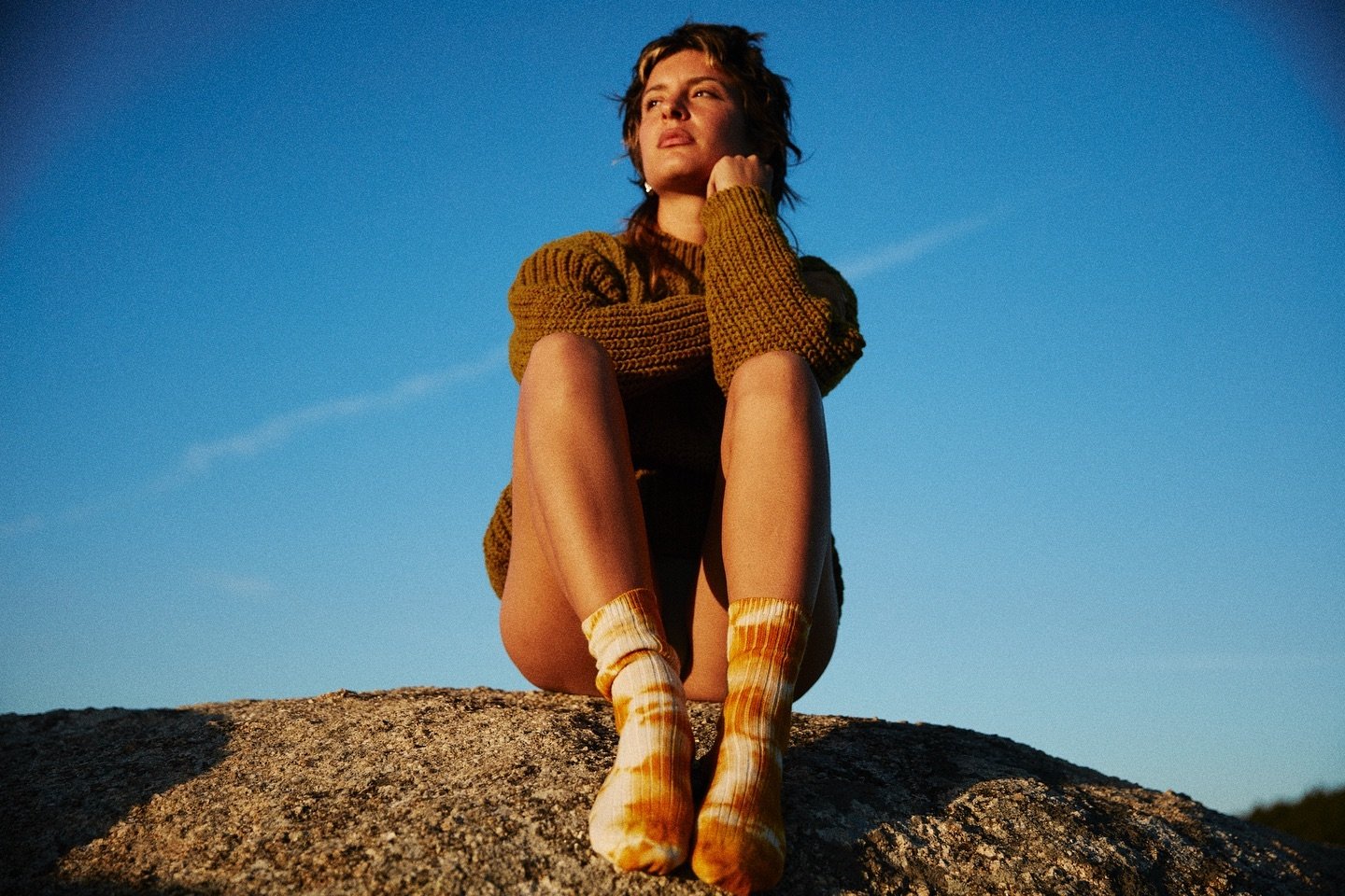 Sara wearing our Sierra Jumper in moss green, and pure wool socks in color pumpkin, both dyes extracted from onion skins 🧅

__

Sara con Jersey Sierra en color musgo y calcetines de lana, ambas piezas te&ntilde;idas con c&aacute;scaras de cebolla 🧅