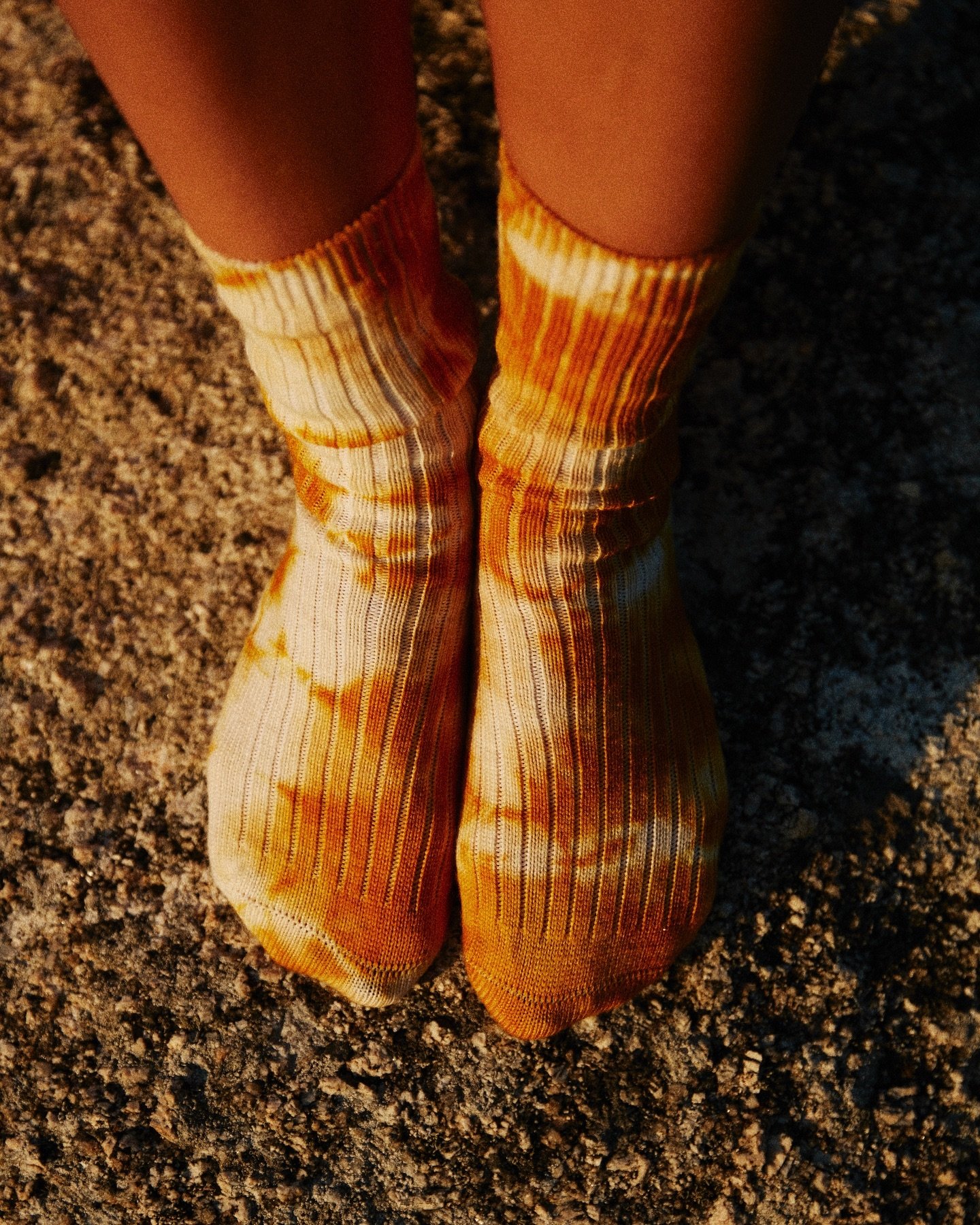 WARM IN WINTER 🧡 always with our pure merino wool socks

Each pair is dyed by hand with plants and vegetable waste, carefully knitted by our partner, a family-run atelier.

__

Calor de invierno 🧡 con calcetines de pura lana merina 

Cada par est&a