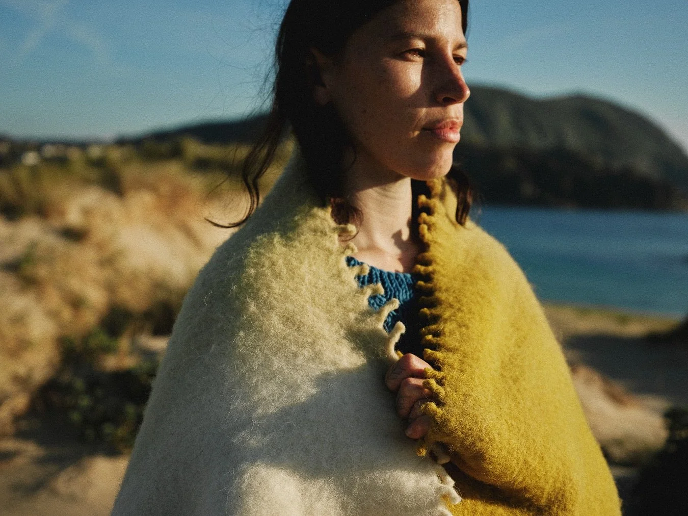Protected by plants 🍃
Woven from pure merino wool on traditional looms, our Refugio blankets are conceived to be a shelter on the coldest days, wrapping us in the embrace and protection of plants. Each piece is hand-dyed in our atelier with botanica