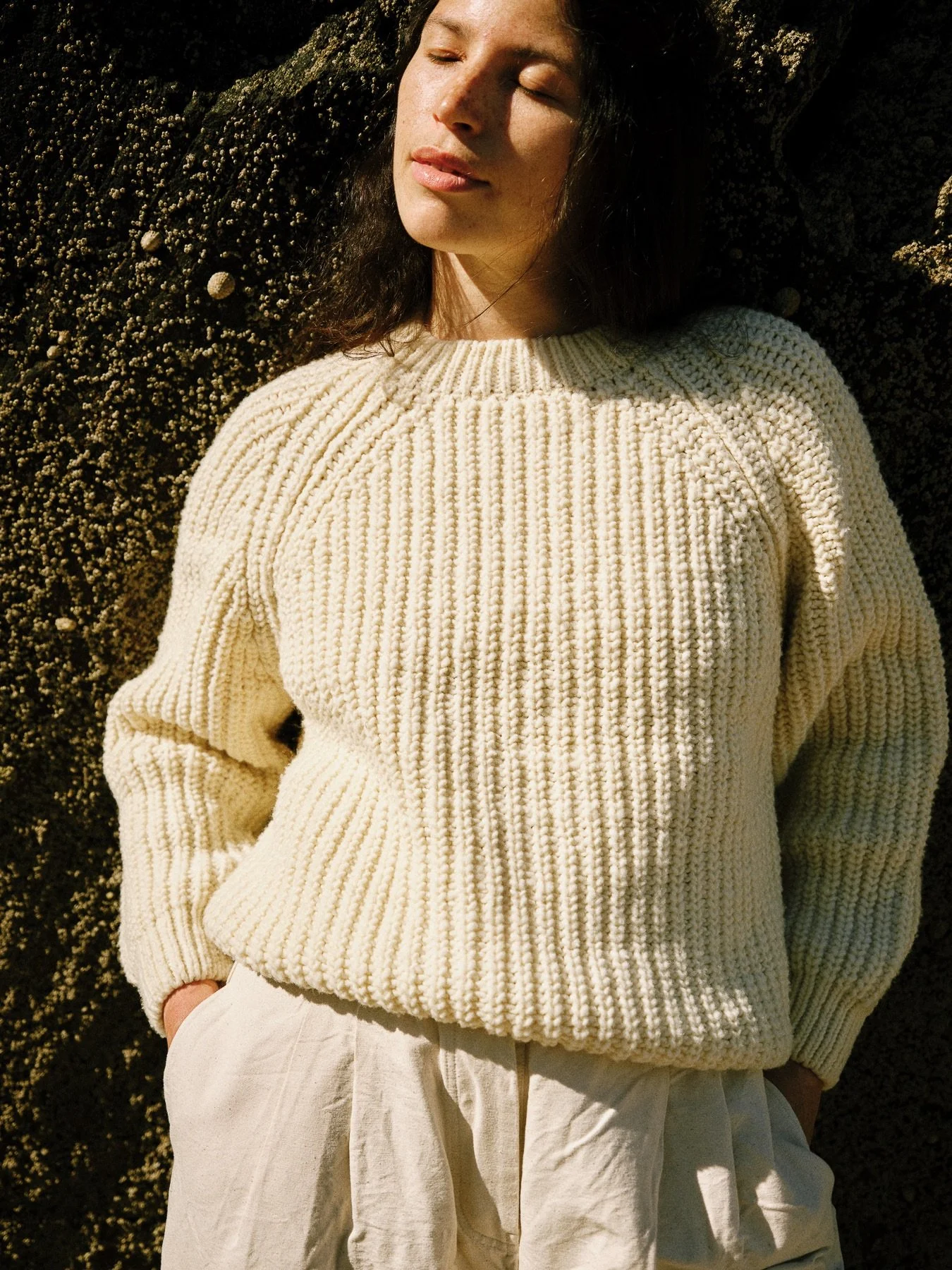 Today this piece appears in its raw, undyed white. And it is not an aesthetic concession: it is a statement.

This jumper is born from the true color of the wool, from the animal itself. It might seem like a departure within a project that works with