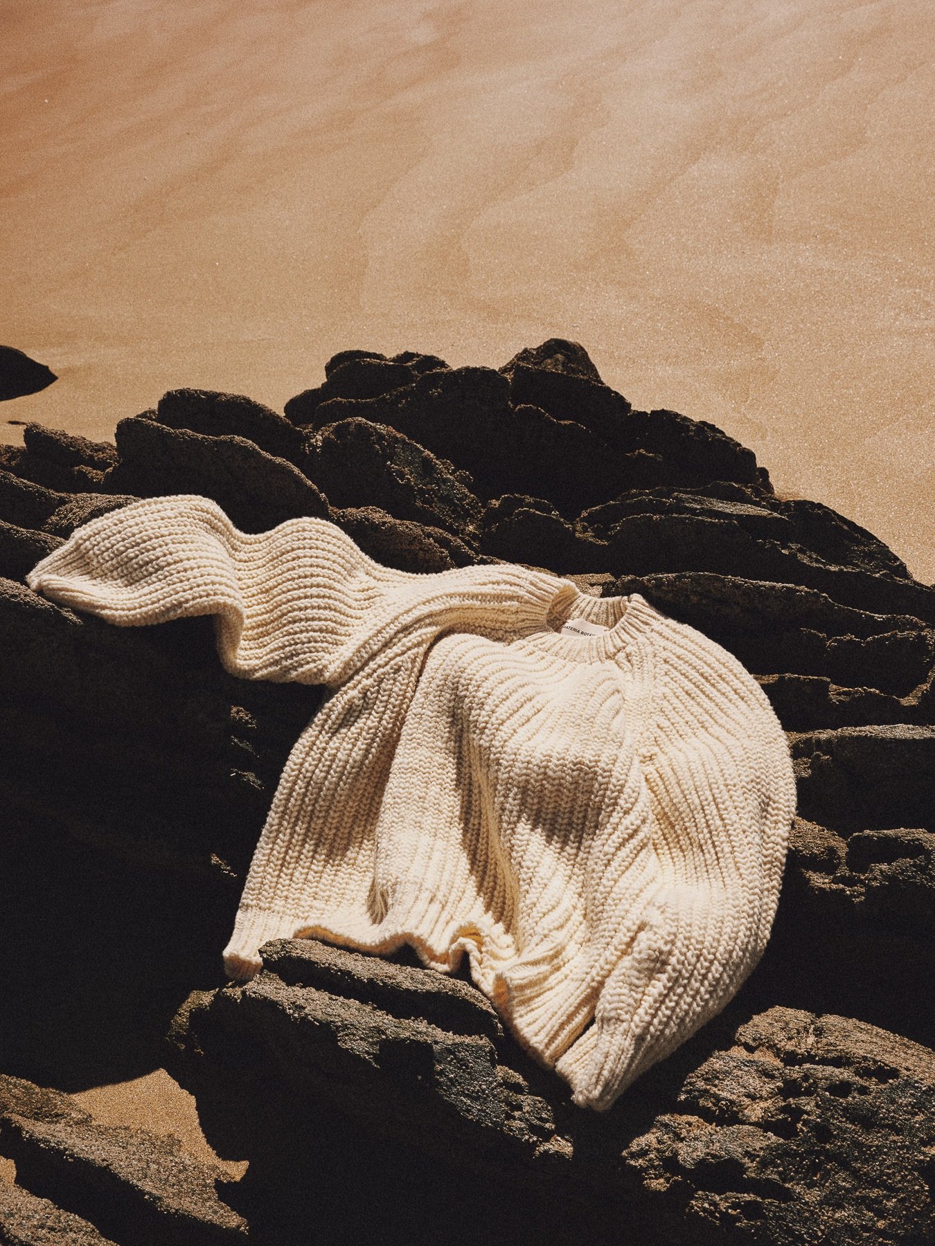 Ecru 🤍🐑 I find beauty in the untreated, in what holds memory. This jumper smells of wool, of sheep, of the countryside. When I wear it, I think of the feel of lanolin on my fingers, of the dehesas of Spain, of my grandmother&rsquo;s house, the orch