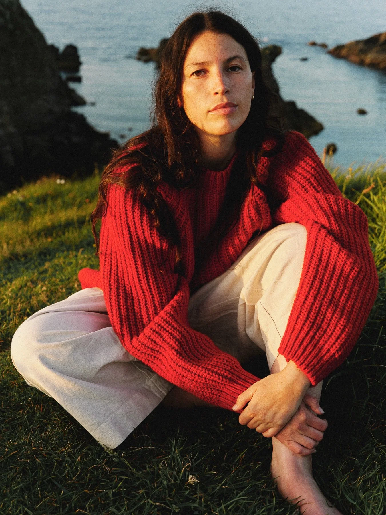 Freja wearing the sierra jumper in color cherry 🍒 on the Atlantic coast. 

This color is achieved through a slow, artisanal process using madder roots. This jumper brings warmth, comfort, and color to the coldest, grayest days. 

___

Freja con el j