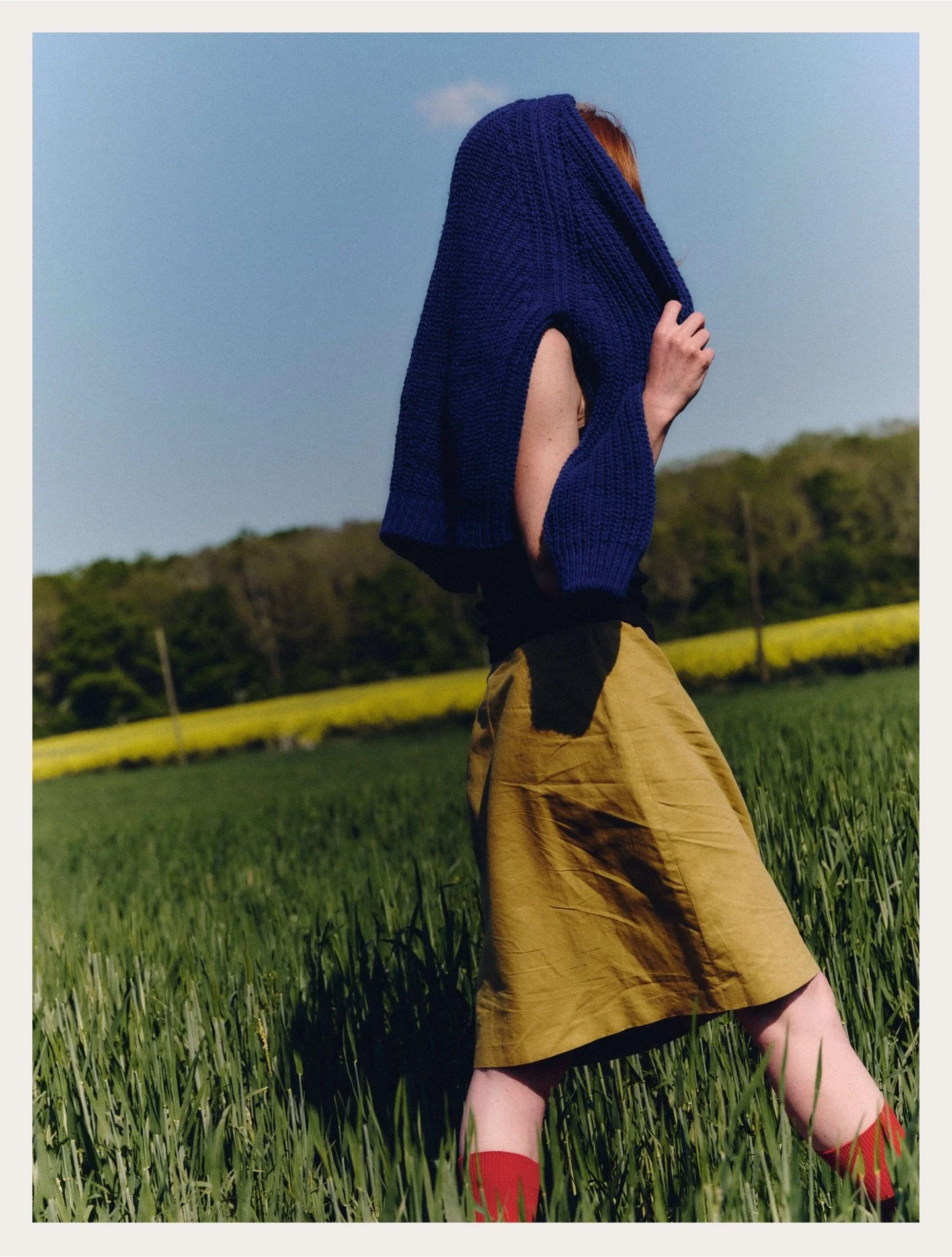 Mathilde in a yellow field of flowers, wearing the Sierra jumper &mdash; 100% merino wool, hand-dyed with Indigofera tinctoria leaves 🌼

___

Mathilde en un campo de flores amarillas, con jersey Sierra &mdash; 100% lana merina, te&ntilde;ido a mano 
