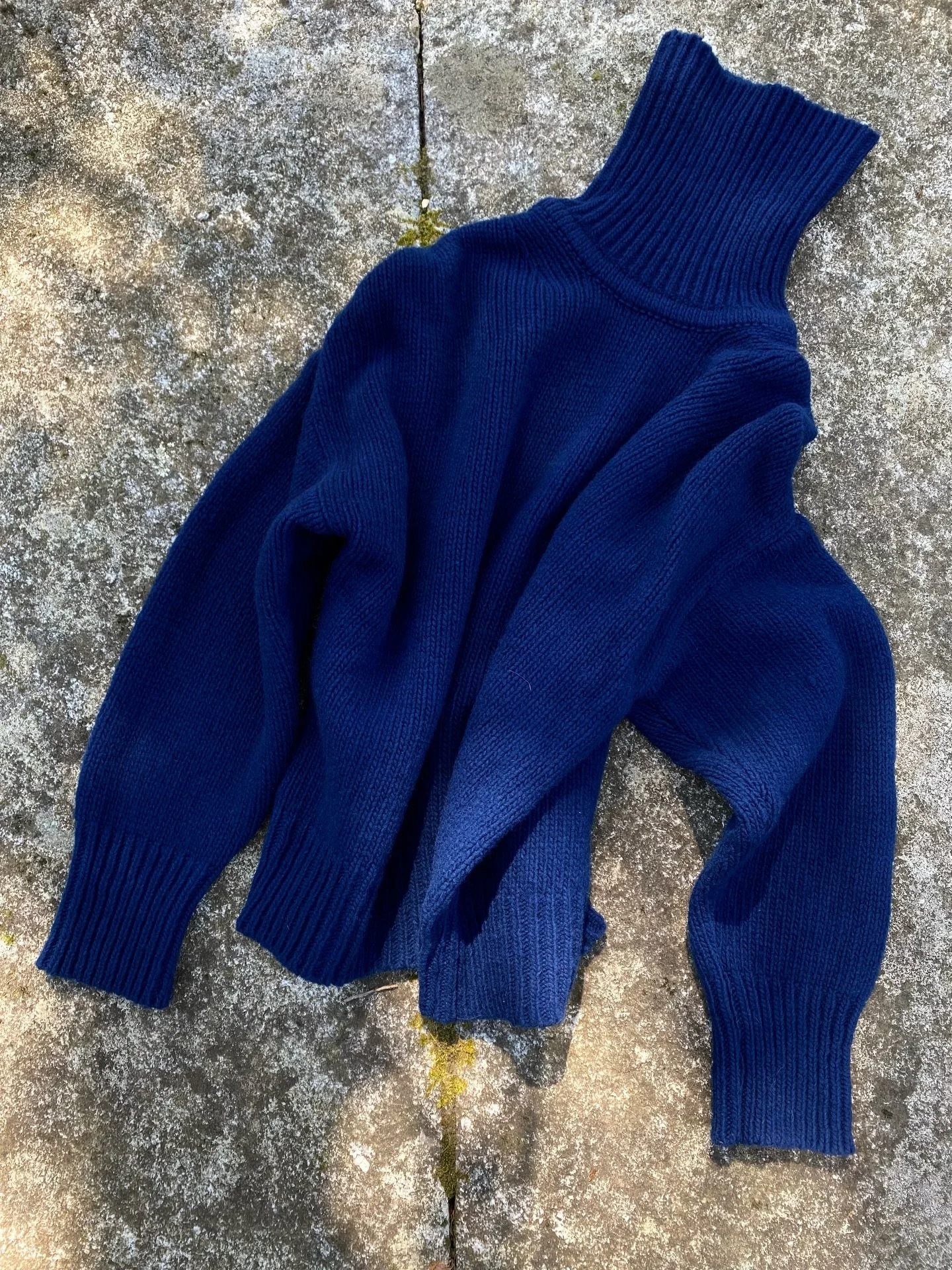 Made of water, fire, wool and plants 🌀

Atlas Jumper in ocean blue, recently added to our website. A one-of-a-kind piece, crafted from 100% soft pure merino wool sourced from extensive livestock farming in Spain. 

Hand-dyed with Indigofera tinctori