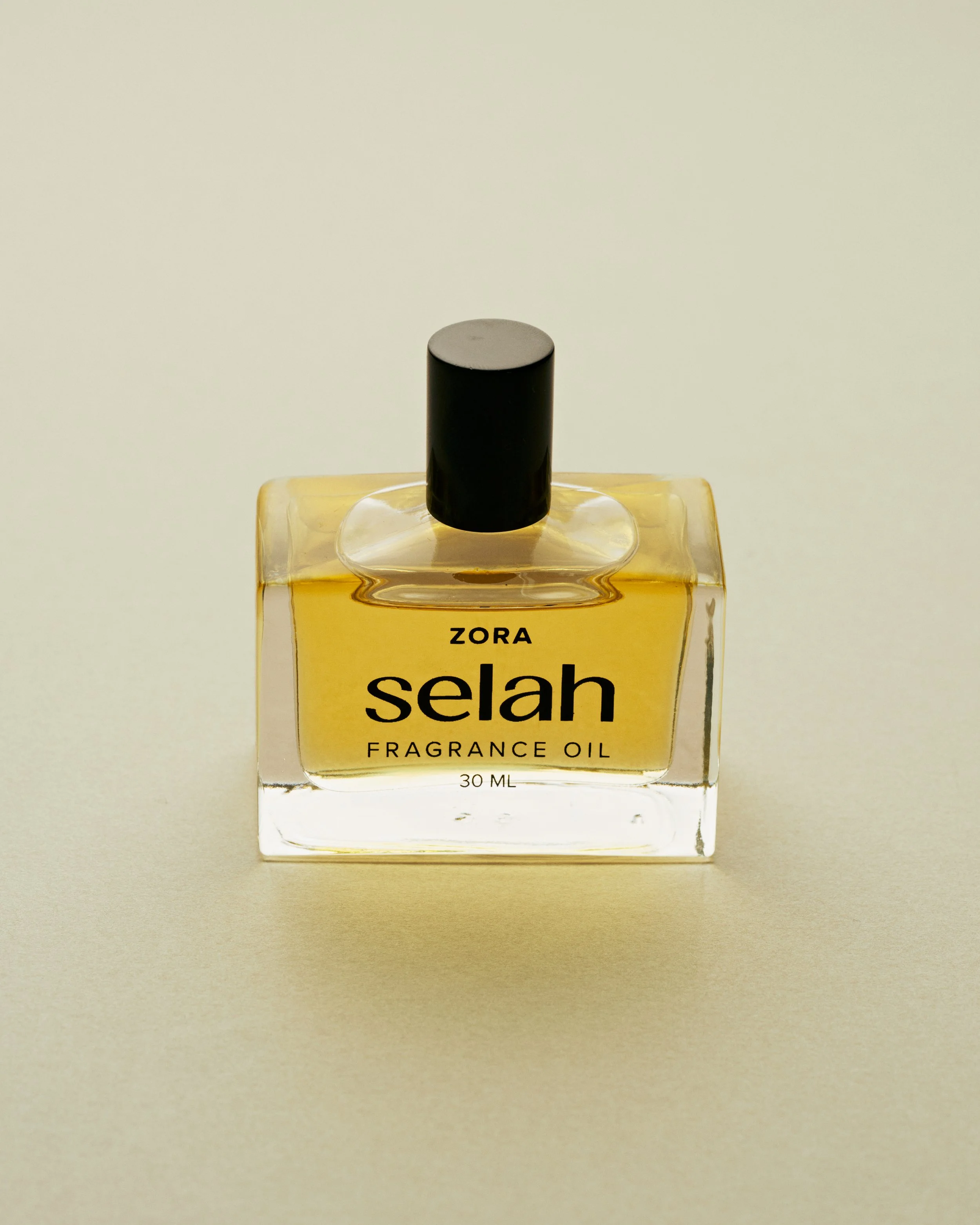 Grapefruit, lychee, pineapple, cilantro, black currant, coconut, blackberry, saffron, cedar, moss, amber, musk, vanilla