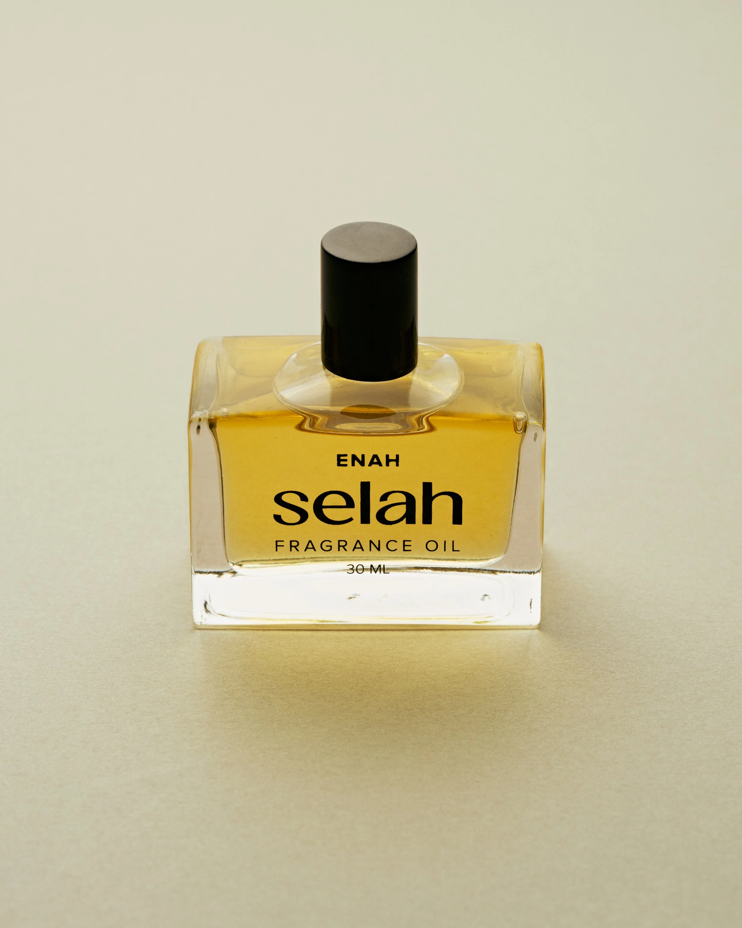 Lemon, pear, red berries, peony, freesia, rose, amber, patchouli, white musk