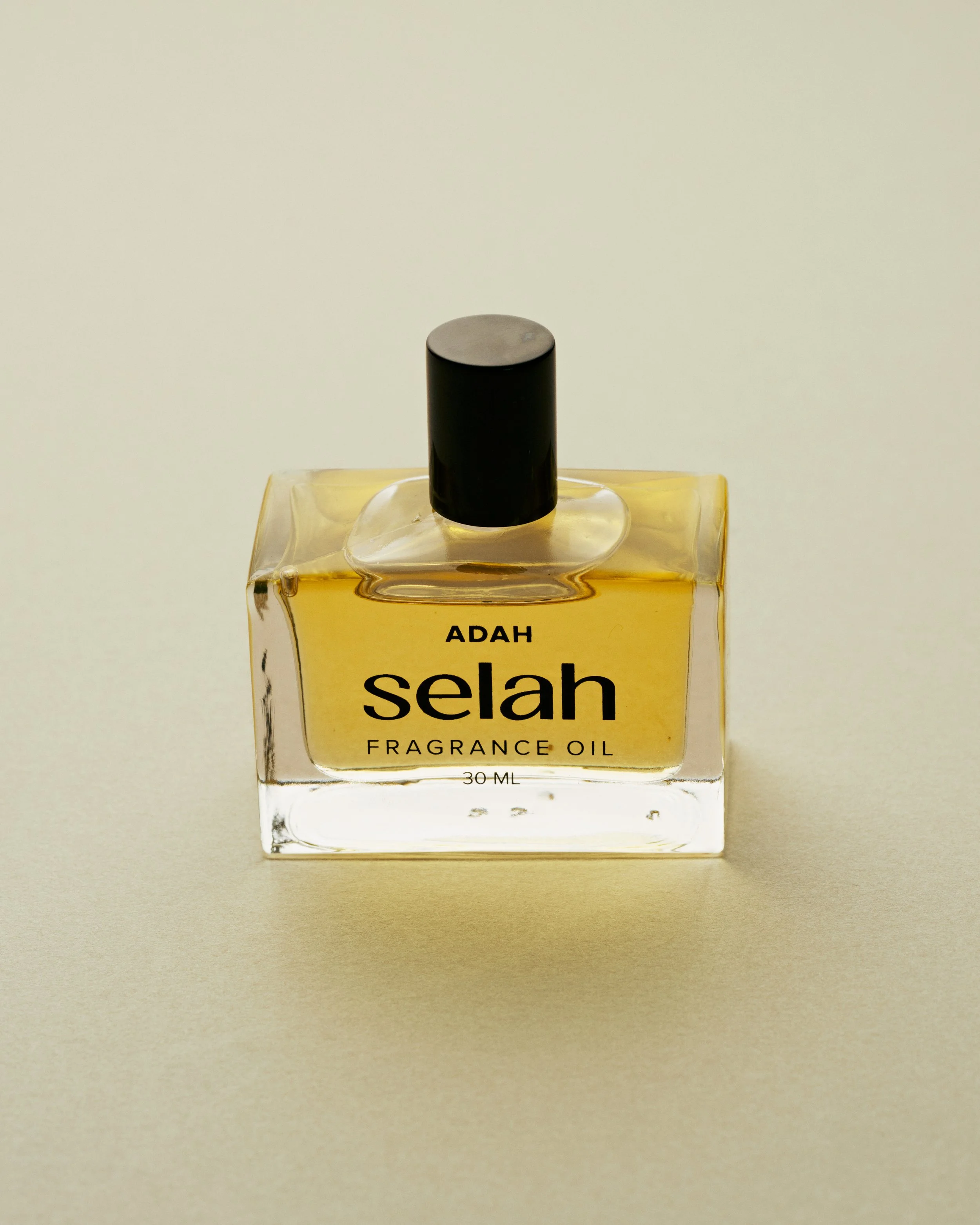 Green leaves, bergamot, linen, heliotrope, vetiver, oakmoss, lavender, sandalwood, cedarwood, amber, suede