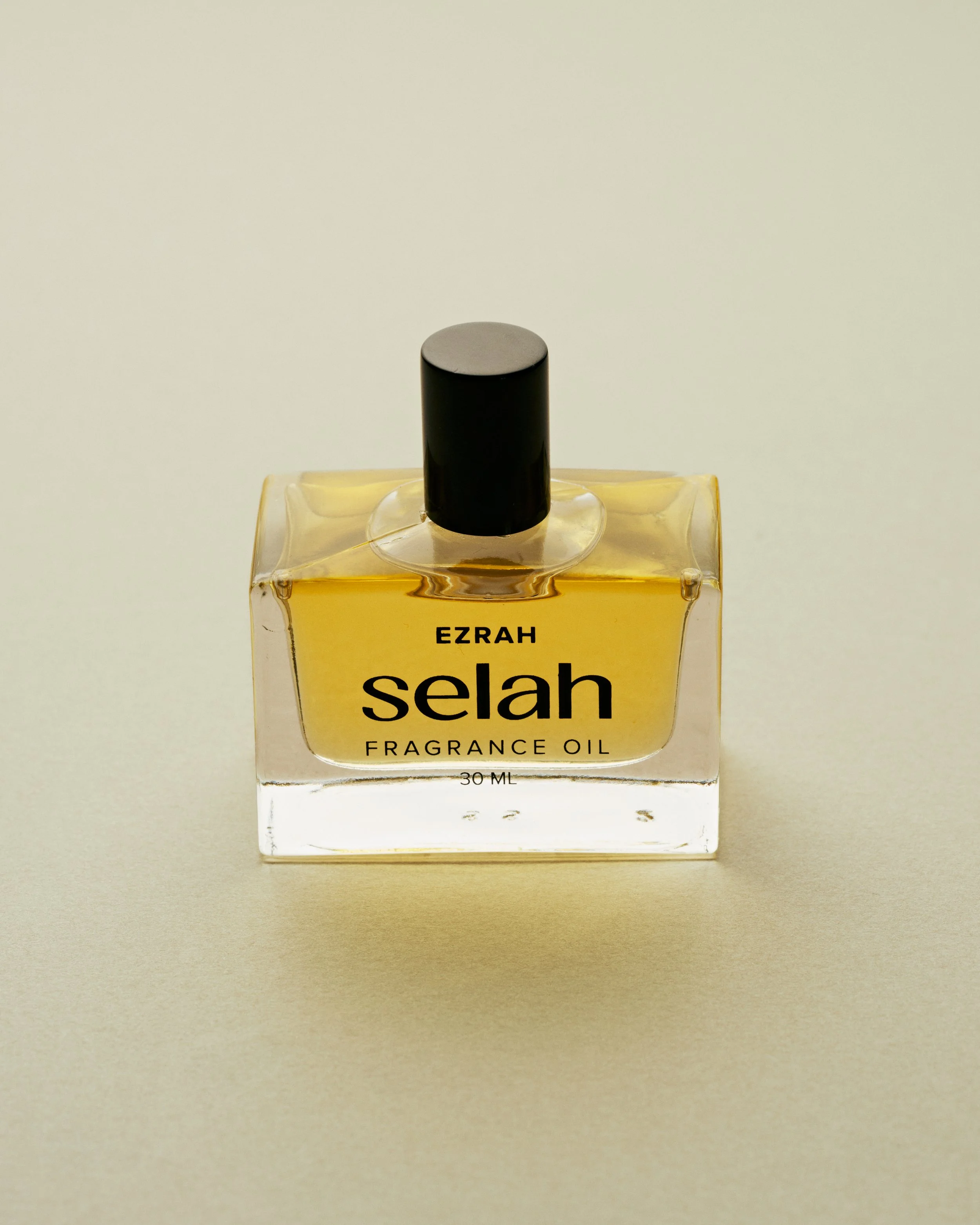 Grapefruit, ylang-ylang, rose, bergamot, basil, gardenia, Egyptian jasmine, sandalwood, vanilla, vetiver, musk