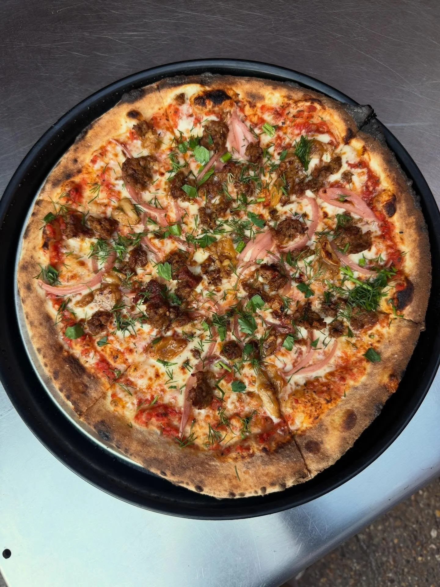 This special is one of my favorites yet! 💋 Ethnically Non-Carnivorous 💋 is the perfect blend of garlicky, oniony, vegany deliciousness and ideal to split with that special someone(s)! 🍕 🦴 
&bull;
&bull;
&bull;
&bull;
&bull;
#pizza #veganpizza #dc