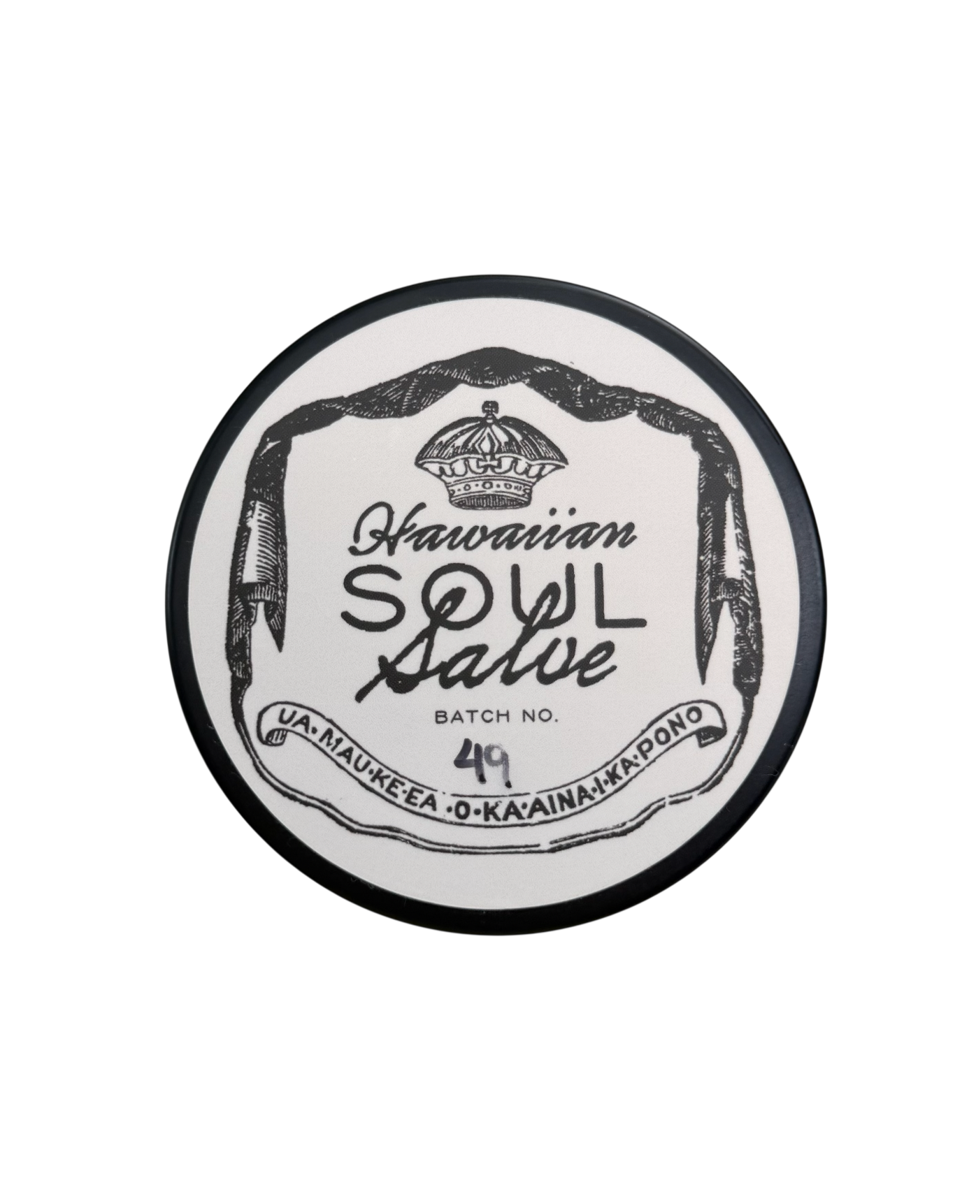 Close-up of a black and white label with Hawaiian themes, featuring the words 'Hawaiian Soul Salt' and batch number 49, with Hawaiian motifs such as a crown and traditional patterns.