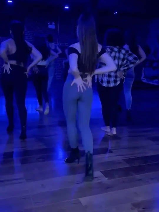 It was so hard to pick these out because over the last 2 years we have done SO MANY hot slinky combos together every Thursday at @vegadancelab !! but I managed and here are some of my favorite slink combos. 👯&zwj;♀️👯&zwj;♂️

In the beginning, I was