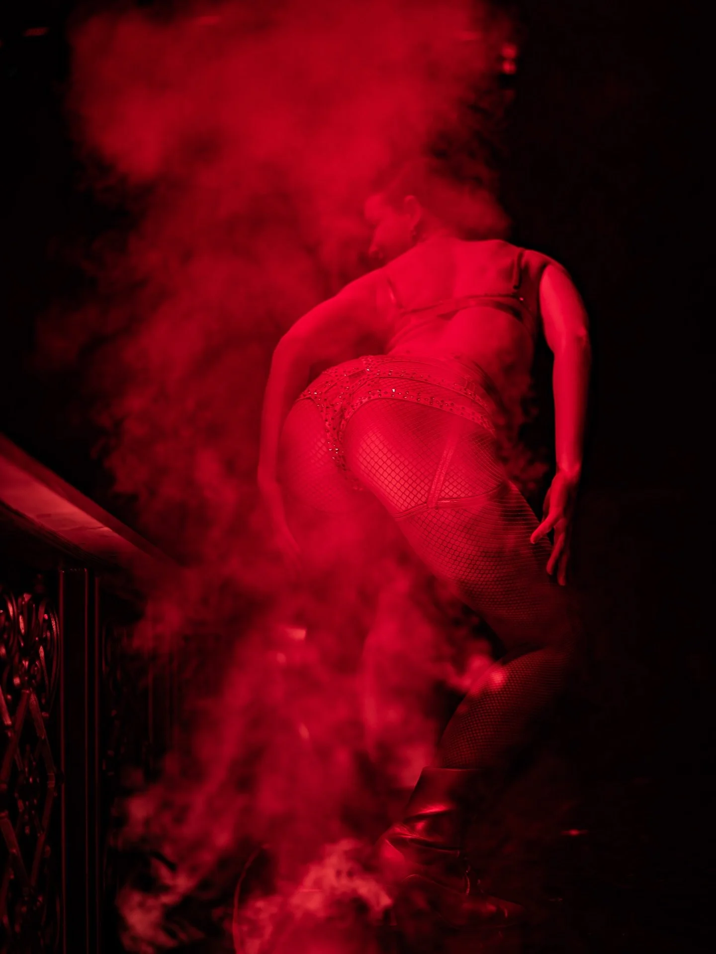 🔥HOLY SMOKES!! Another show is officially in the books at the Paris! My personal show tally for this run of Ooh La La came to 40(ish?!) 🤯‼️

My steamy duet with @resalarevv ❤️&zwj;🔥, my first ever large fan dance 🤍 (fans made by @missabbygolucky 