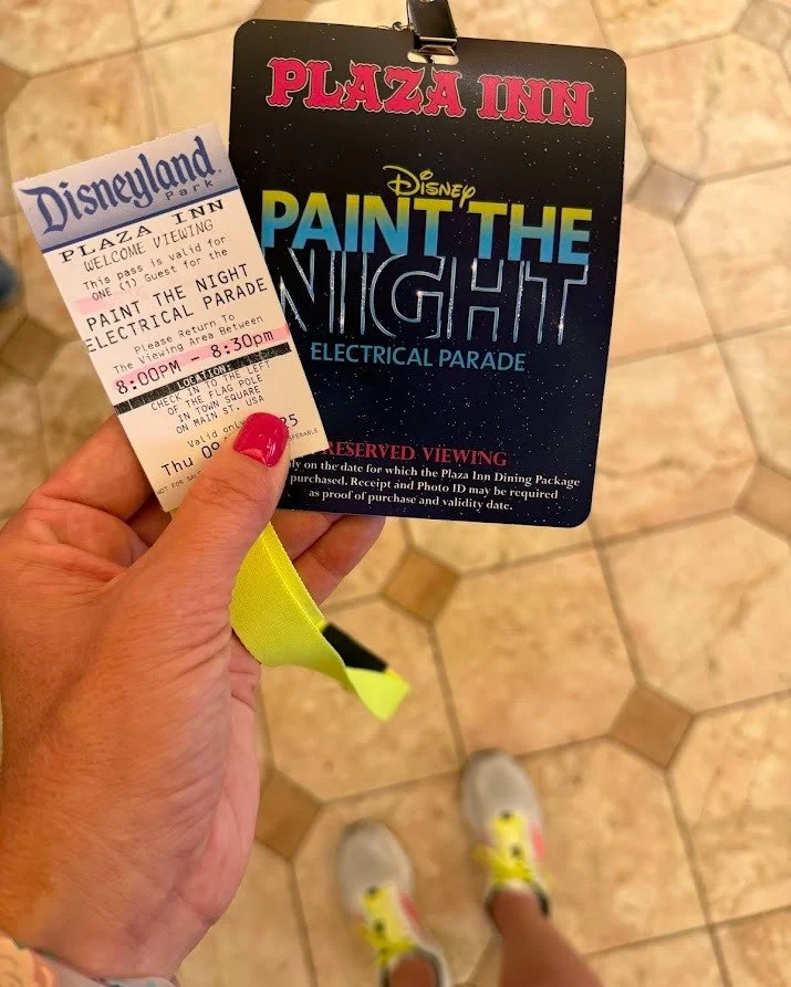 Want a front row seat to Disneyland&rsquo;s Paint the Night parade without sacrificing park time to stake out spots for hours? 

Skip the nonsense and grab the Paint the Night Dining Package at the charming Plaza Inn at Disneyland!

We&rsquo;re talki