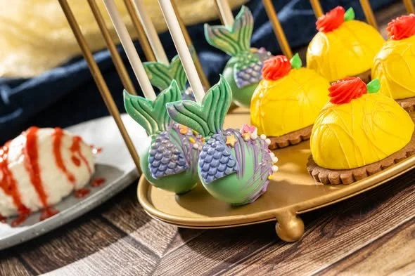 Epcot has really been showing off lately when it comes to desserts!

A few sweet treats currently worth adding to your snack list:

👑 The Royal Chef&rsquo;s Dessert Plate at Akershus
🌹 Eton Mess at Rose &amp; Crown
🐛 Chocolate Caterpillar Cake on 