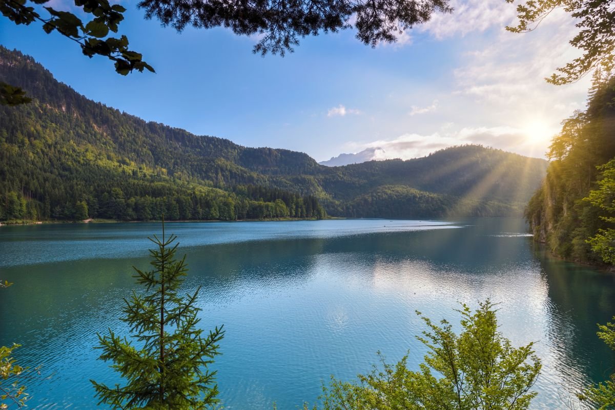 Mountain lake with sunshining on the water. A healing and coaching program gives you the support to realign with your authentic truth. Allowing the wisdom within you to upwell and heal the body mind soul spirity.