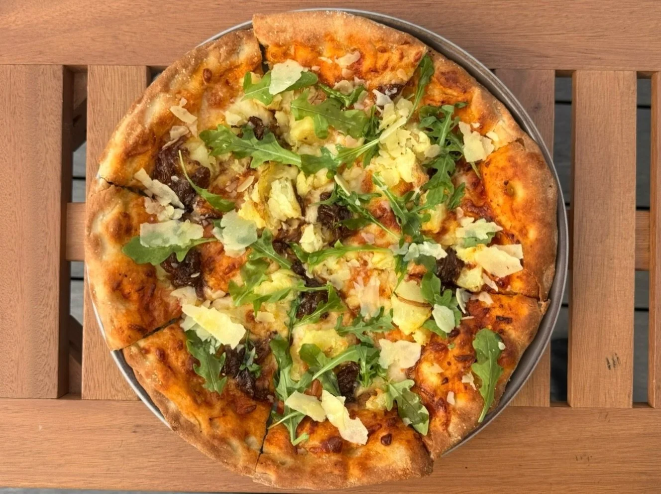 The Crooked Elm&rsquo;s Dish of the Week&hellip; and it&rsquo;s not on the menu 👀
Caramelised onion, potato and rosemary pizza, topped with fresh rocket and shaved parmesan. Sweet, salty, crispy and a little bit fancy! 

Here for a good time, not a 
