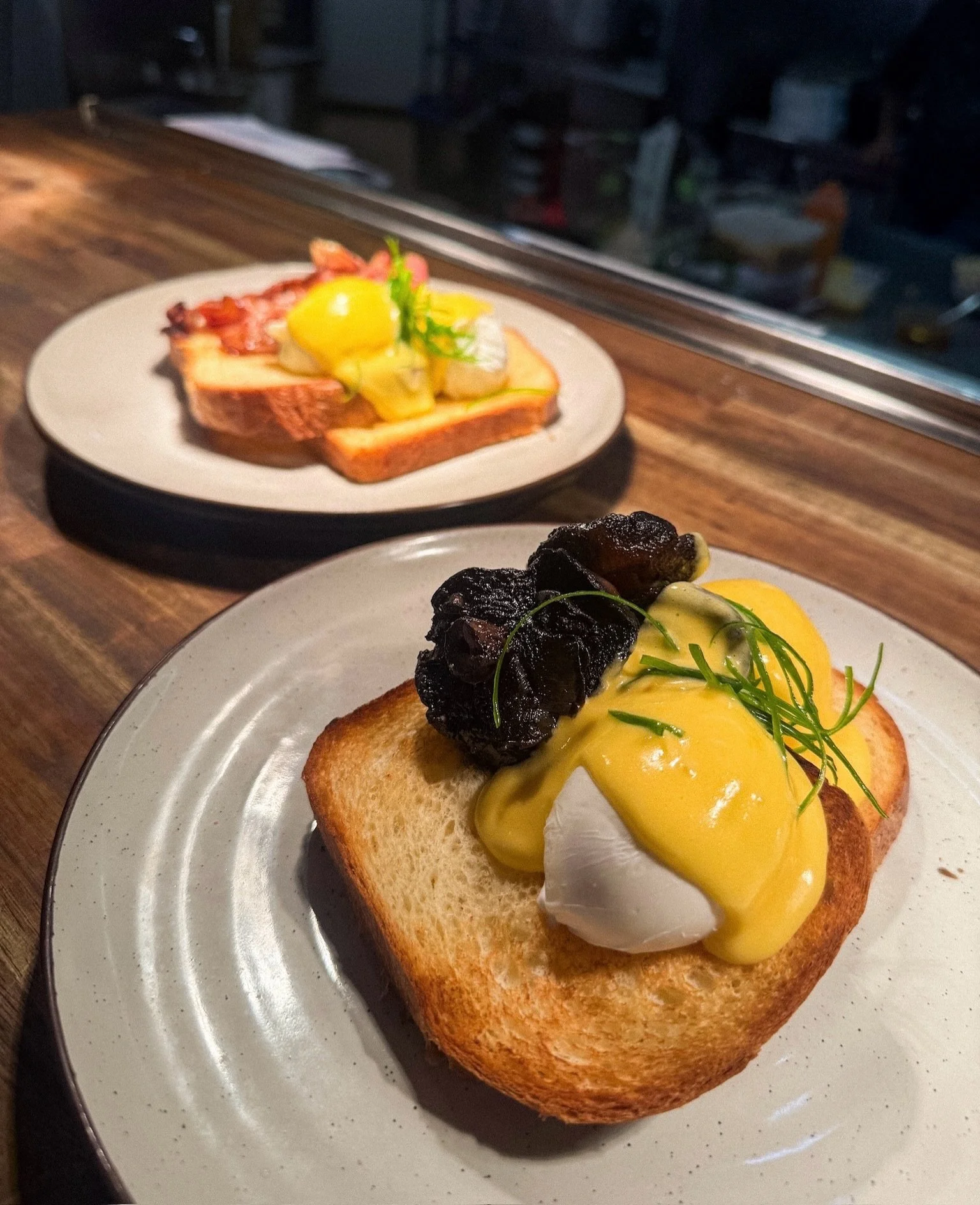 The Crooked Elm Dish of the Week! Our Eggs Bene 🍳 

How good do these look! A classic done well 😍 Poached eggs topped with hollandaise, and your choice of bacon or mushrooms. 

Brunch at The Elm is top tier. Come give it a go!

#wellingtonbrunch #w