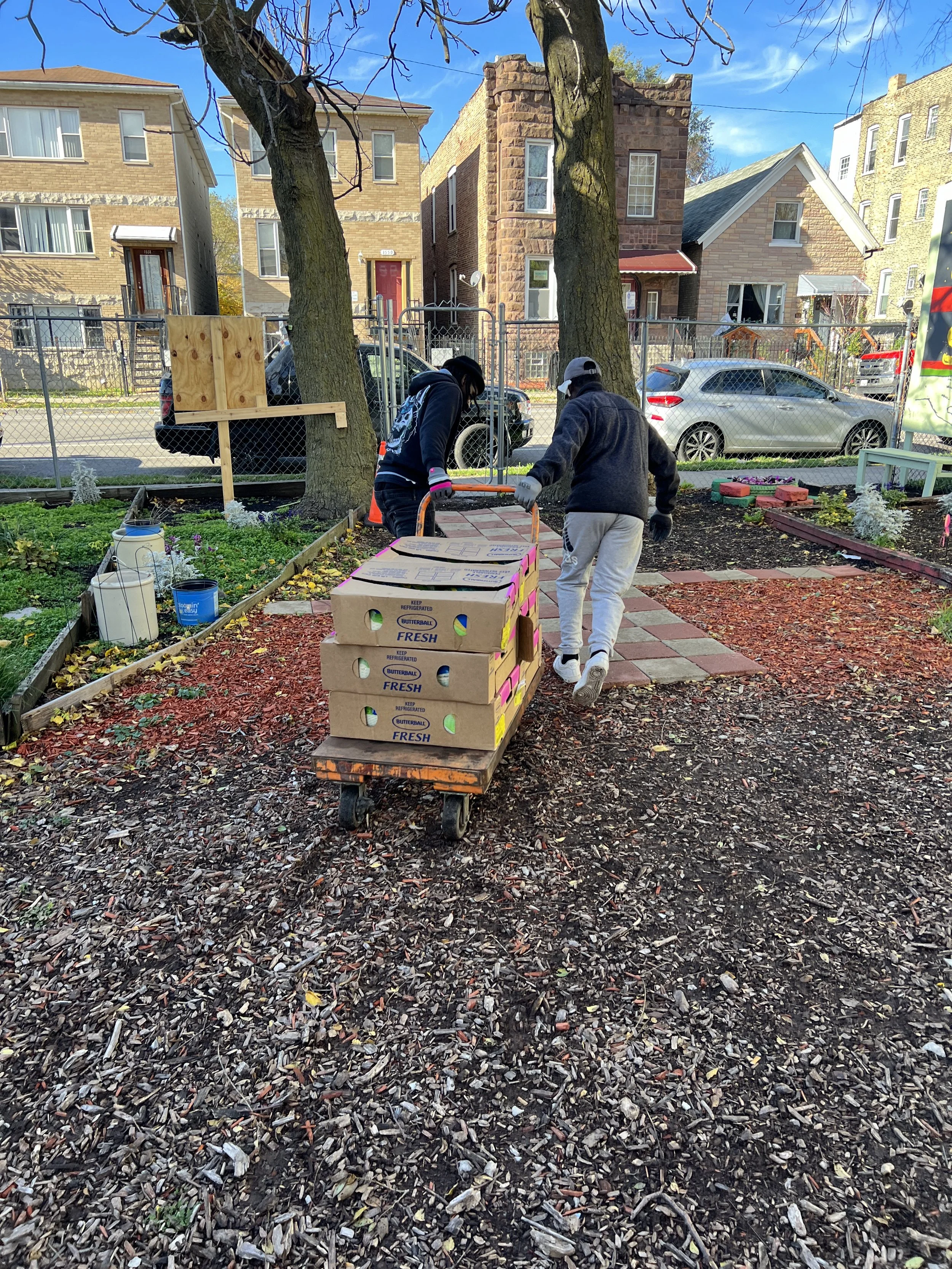 Yes, that cart will roll through the mulch