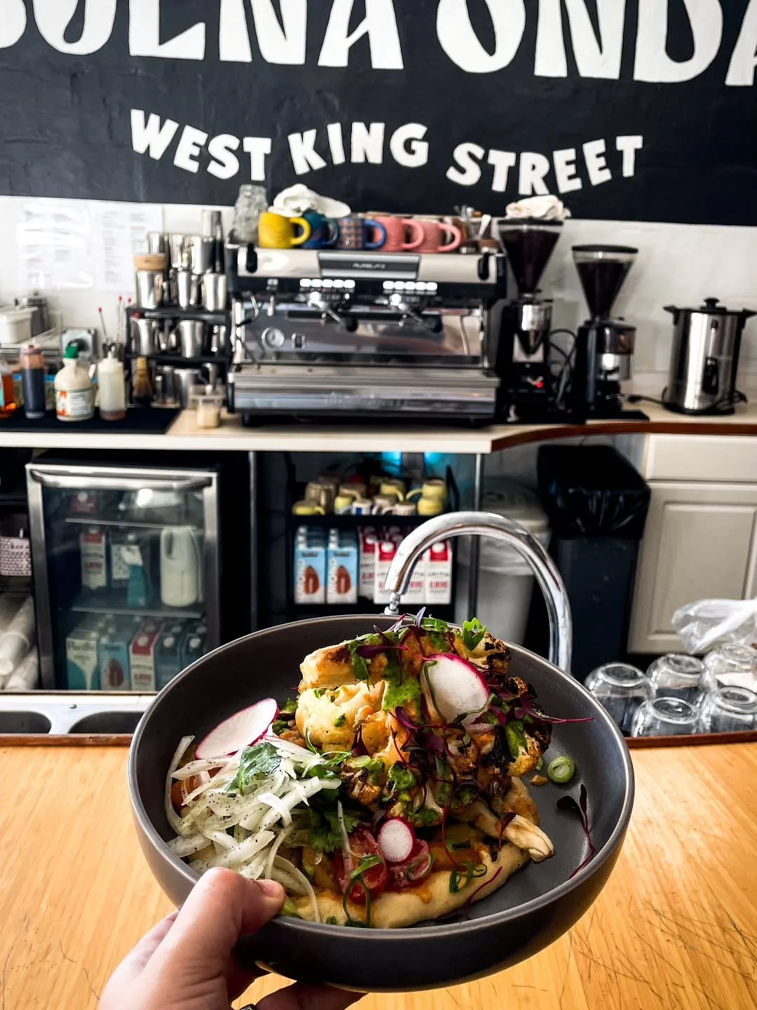 Nothing better than seeing local talent shine ✨

Guest chef night at @buenaonda_cafe_staug ! Chef Carlos @funguykitchen serving this stunning cauliflower steak, rutabaga pure&eacute;, oyster mushroom, chancho en piedra, chilean salad, chimichurri, ra
